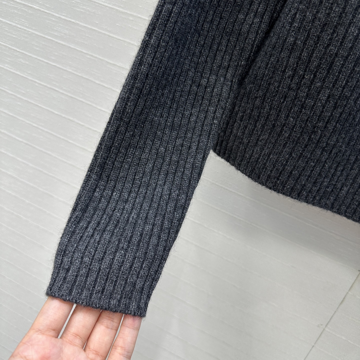 独家首发，原单品质❤️H高智感穿搭！坑条针织羊绒套头衫，气质小立领侧拉链设计优雅又时髦，小短款版型不挑人