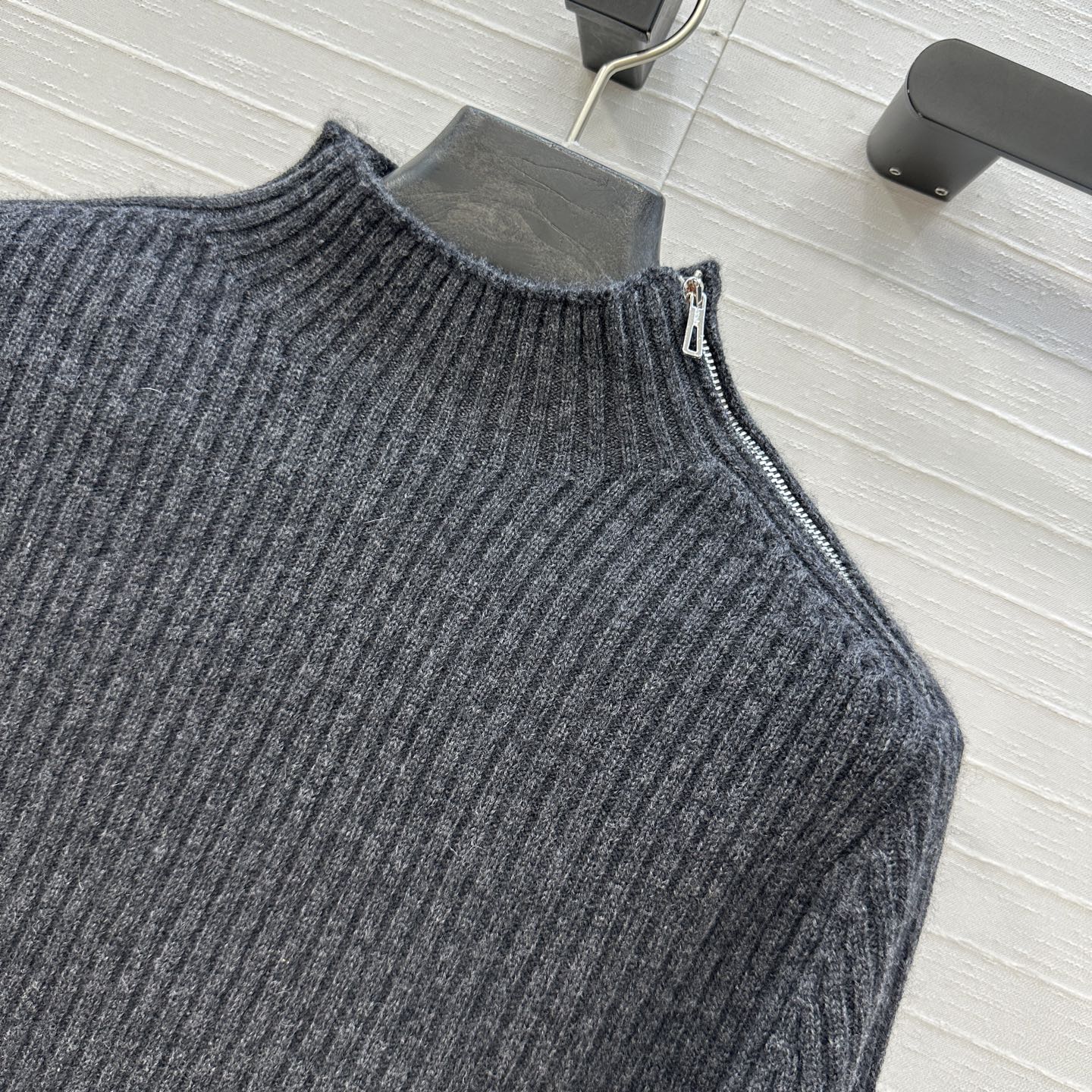 独家首发，原单品质❤️H高智感穿搭！坑条针织羊绒套头衫，气质小立领侧拉链设计优雅又时髦，小短款版型不挑人