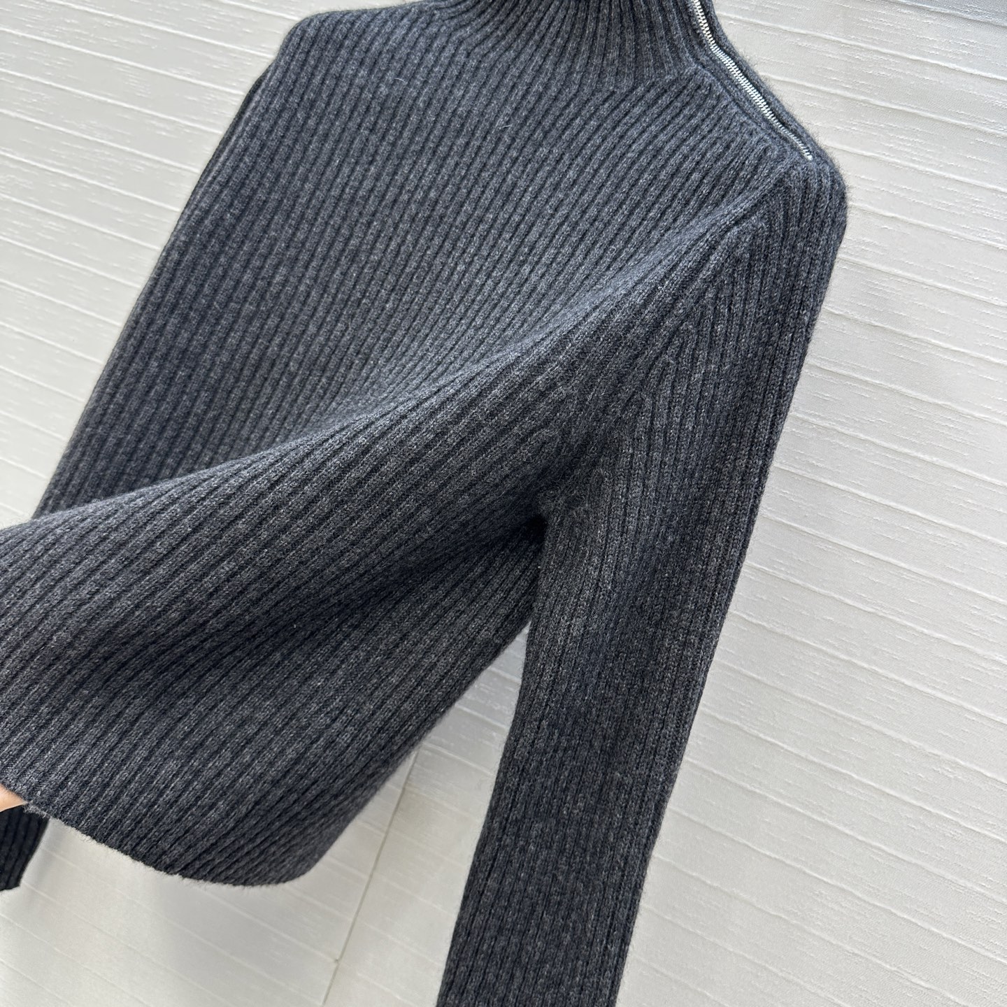 独家首发，原单品质❤️H高智感穿搭！坑条针织羊绒套头衫，气质小立领侧拉链设计优雅又时髦，小短款版型不挑人