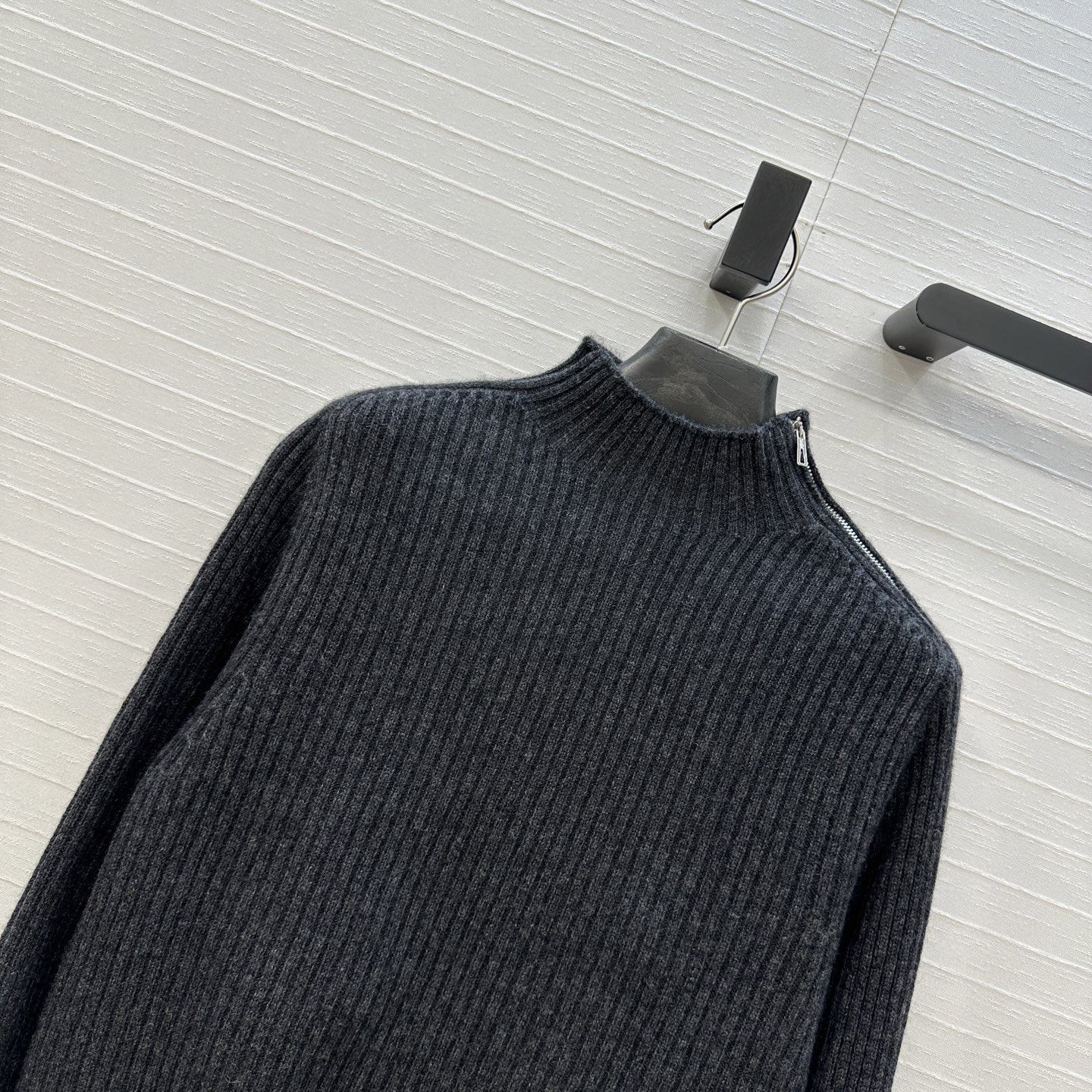 独家首发，原单品质❤️H高智感穿搭！坑条针织羊绒套头衫，气质小立领侧拉链设计优雅又时髦，小短款版型不挑人