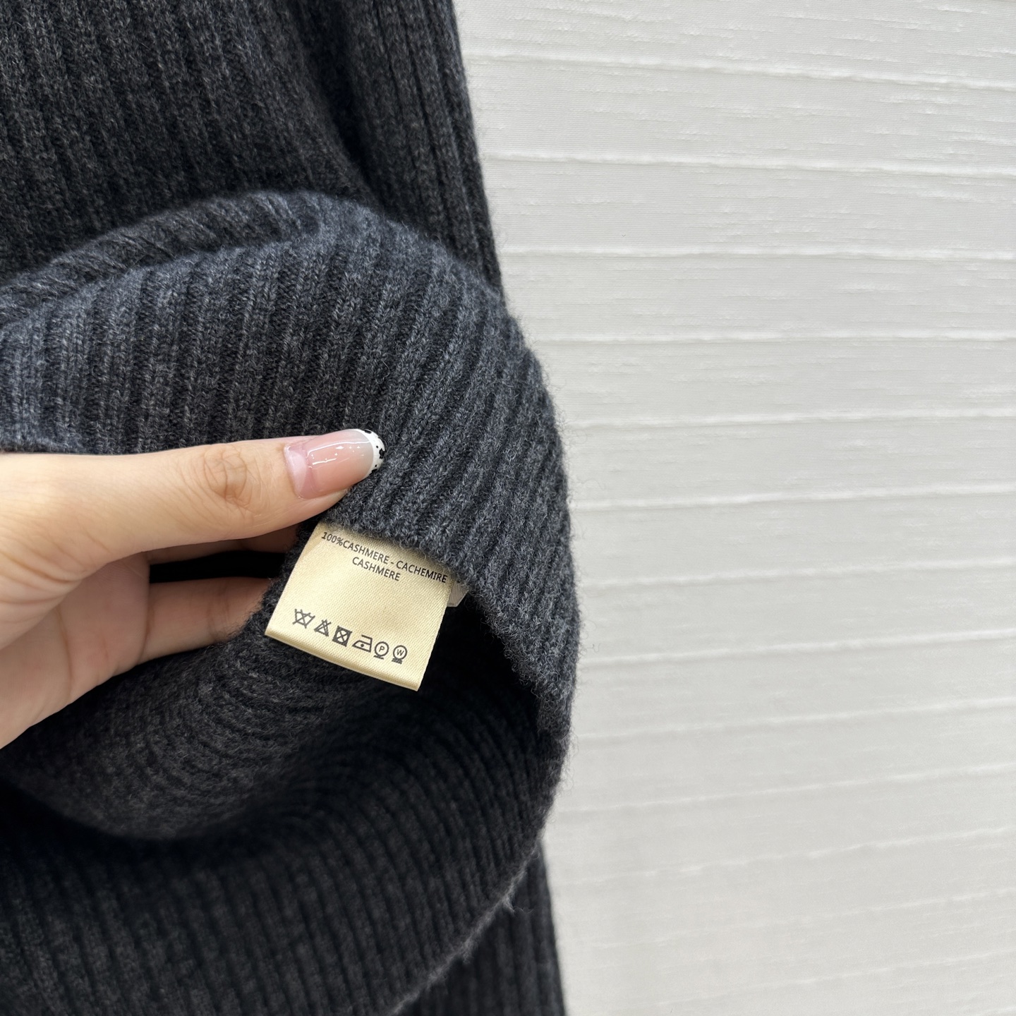 独家首发，原单品质❤️H高智感穿搭！坑条针织羊绒套头衫，气质小立领侧拉链设计优雅又时髦，小短款版型不挑人