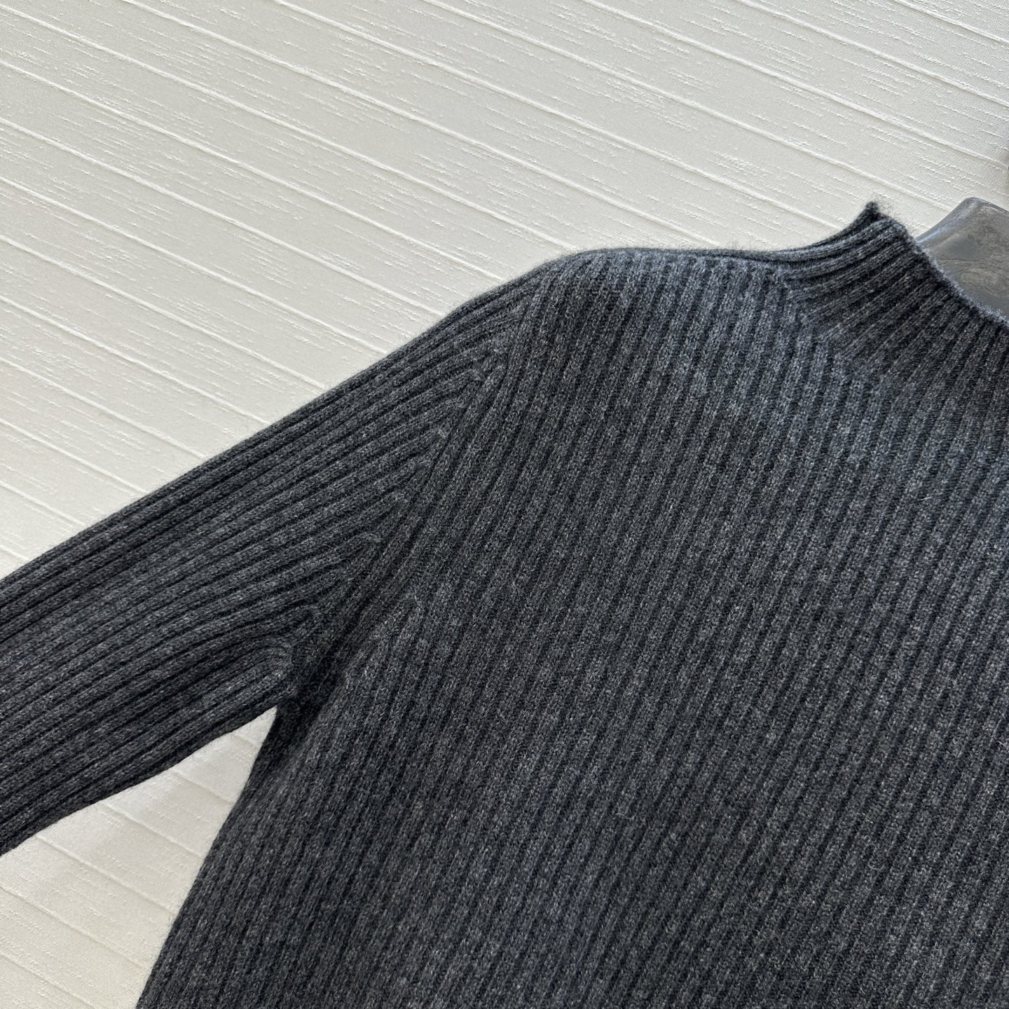 独家首发，原单品质❤️H高智感穿搭！坑条针织羊绒套头衫，气质小立领侧拉链设计优雅又时髦，小短款版型不挑人