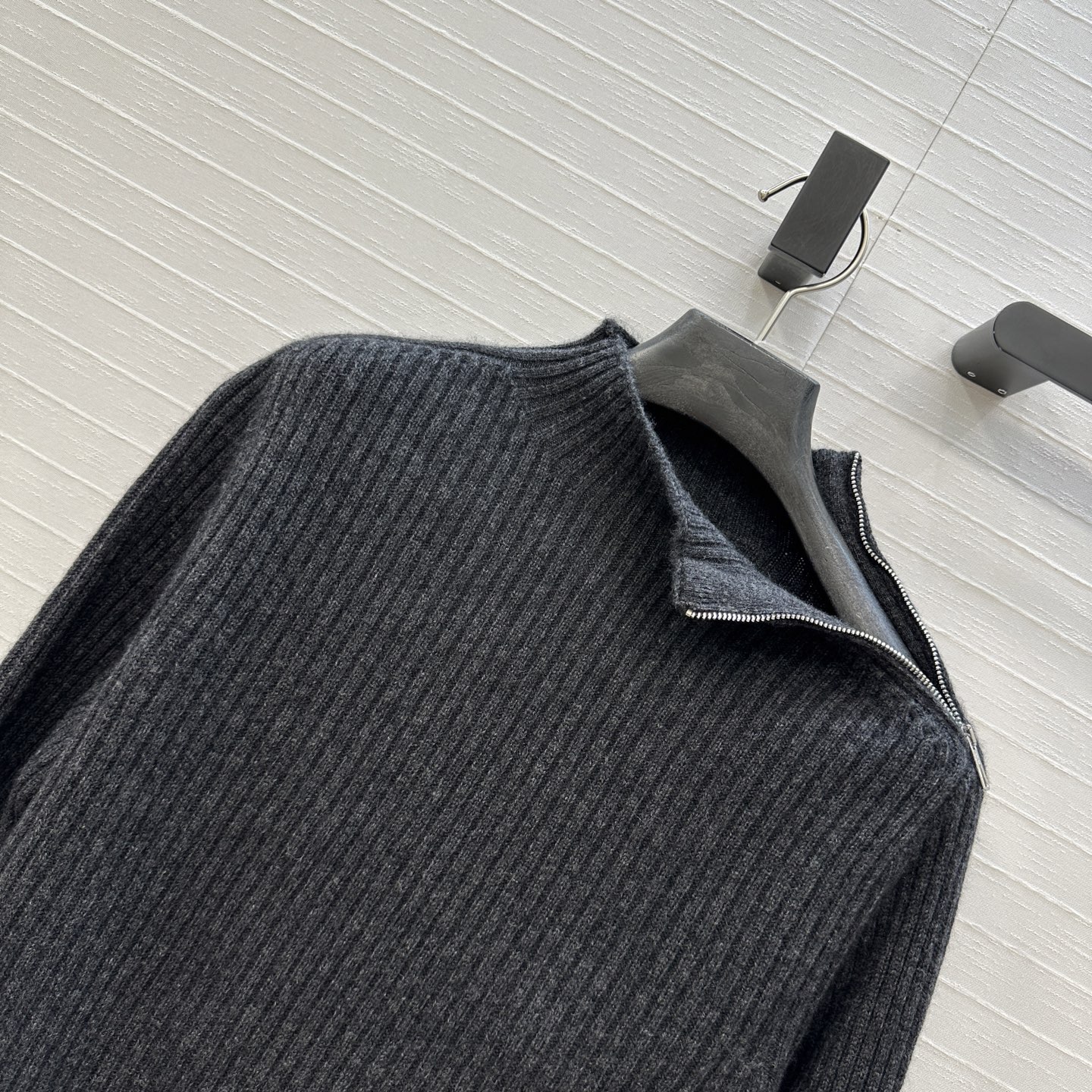 独家首发，原单品质❤️H高智感穿搭！坑条针织羊绒套头衫，气质小立领侧拉链设计优雅又时髦，小短款版型不挑人