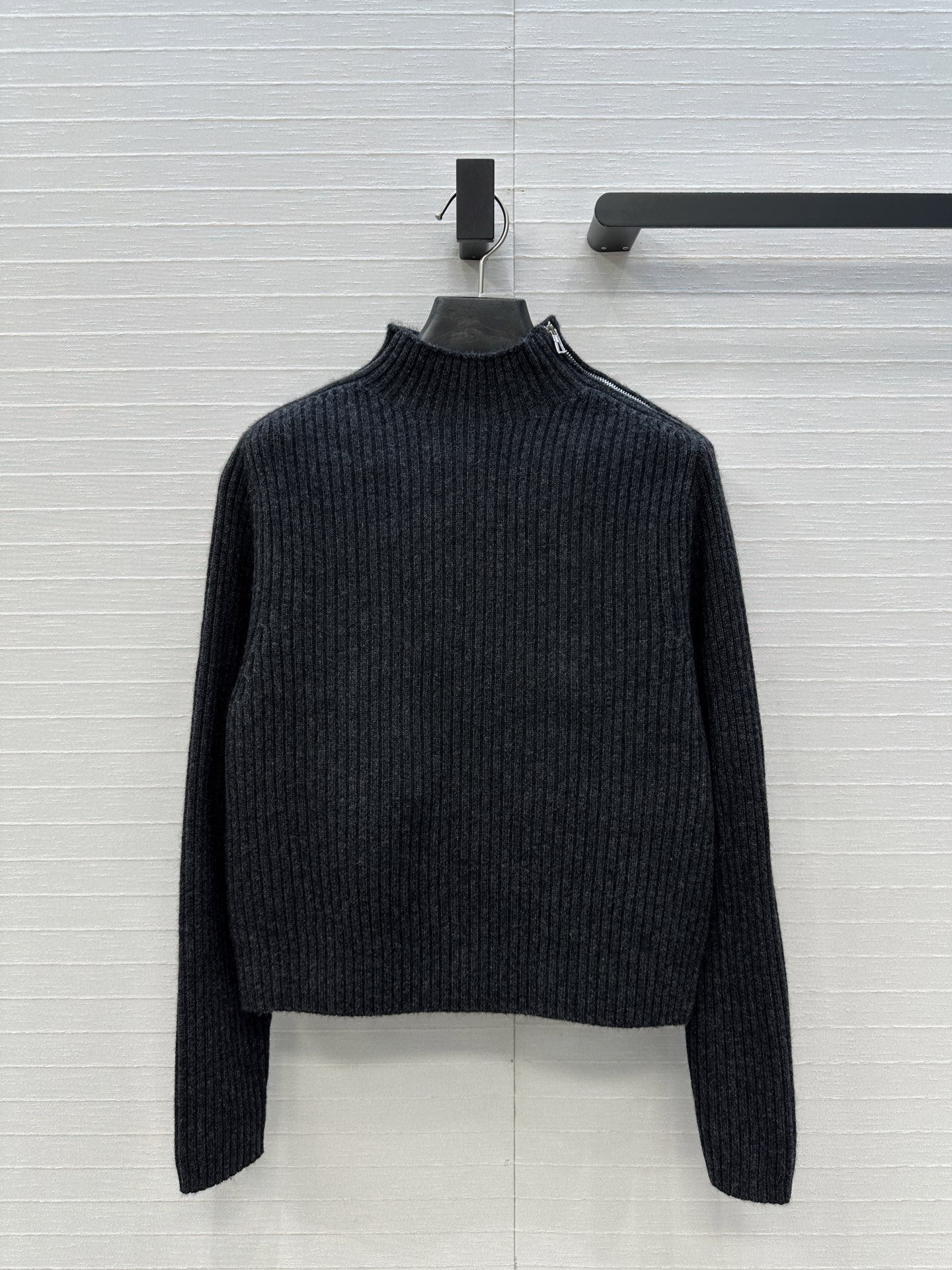 独家首发，原单品质❤️H高智感穿搭！坑条针织羊绒套头衫，气质小立领侧拉链设计优雅又时髦，小短款版型不挑人