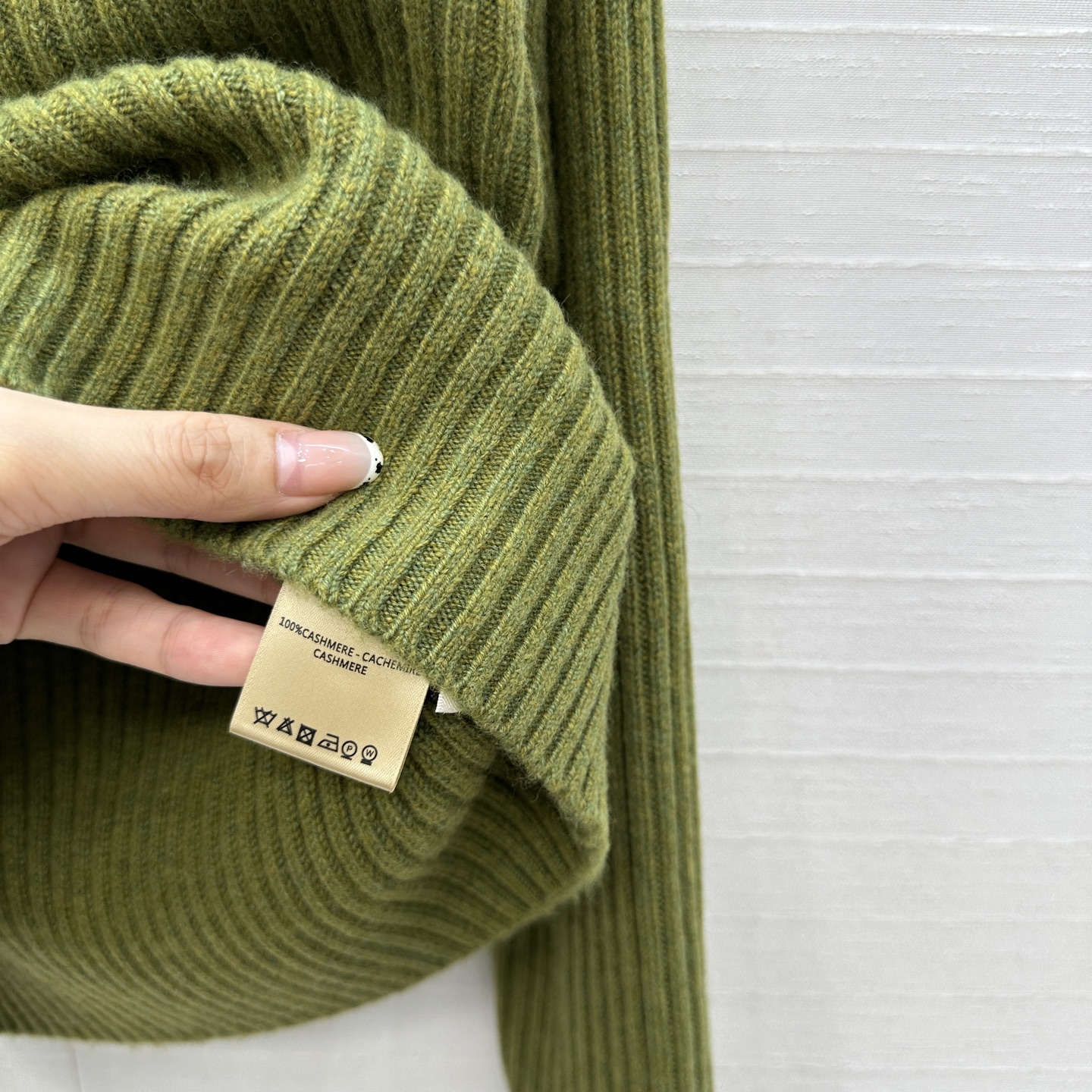 独家首发，原单品质❤️H高智感穿搭！坑条针织羊绒套头衫，气质小立领侧拉链设计优雅又时髦，小短款版型不挑人