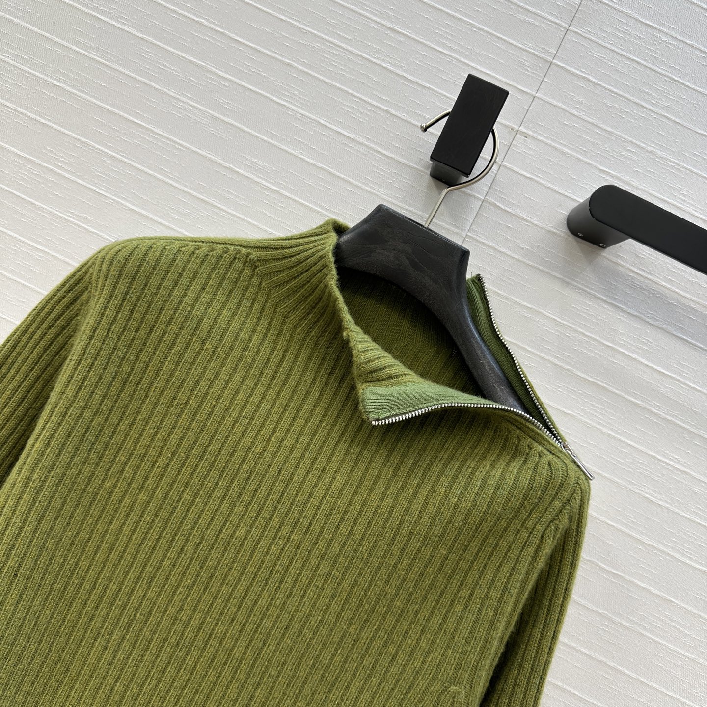 独家首发，原单品质❤️H高智感穿搭！坑条针织羊绒套头衫，气质小立领侧拉链设计优雅又时髦，小短款版型不挑人