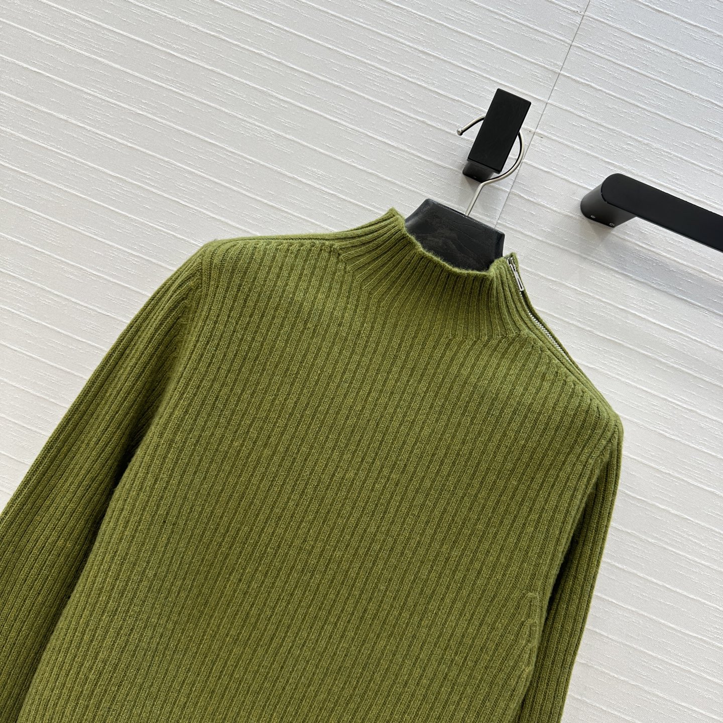 独家首发，原单品质❤️H高智感穿搭！坑条针织羊绒套头衫，气质小立领侧拉链设计优雅又时髦，小短款版型不挑人