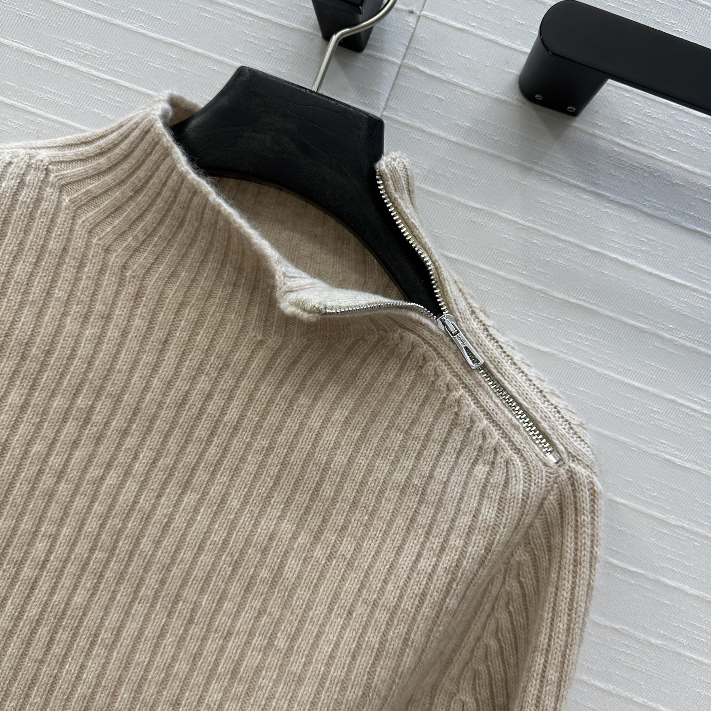 独家首发，原单品质❤️H高智感穿搭！坑条针织羊绒套头衫，气质小立领侧拉链设计优雅又时髦，小短款版型不挑人