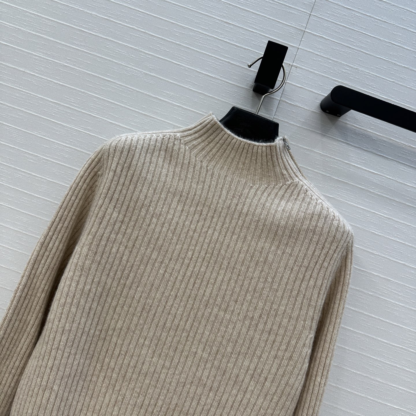 独家首发，原单品质❤️H高智感穿搭！坑条针织羊绒套头衫，气质小立领侧拉链设计优雅又时髦，小短款版型不挑人