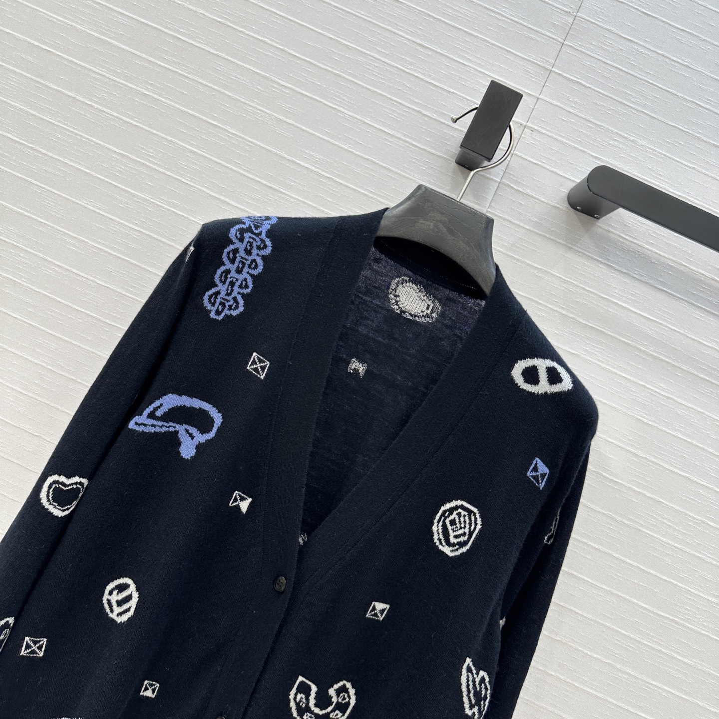 强烈推荐❤️H*高智感穿搭！早秋新品提花V领小开衫！细针羊绒纱线细腻柔软的手感无敌赞！定位提花工艺图案时