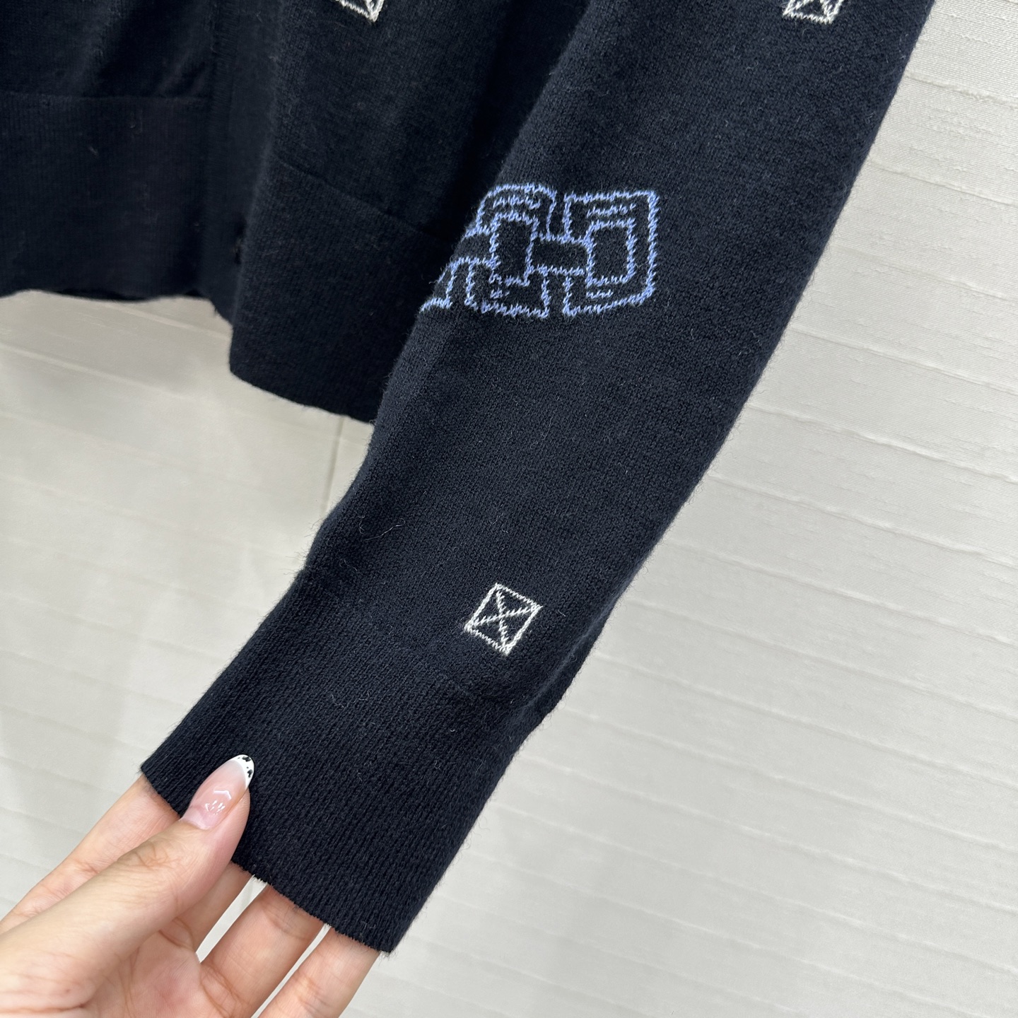 强烈推荐❤️H*高智感穿搭！早秋新品提花V领小开衫！细针羊绒纱线细腻柔软的手感无敌赞！定位提花工艺图案时