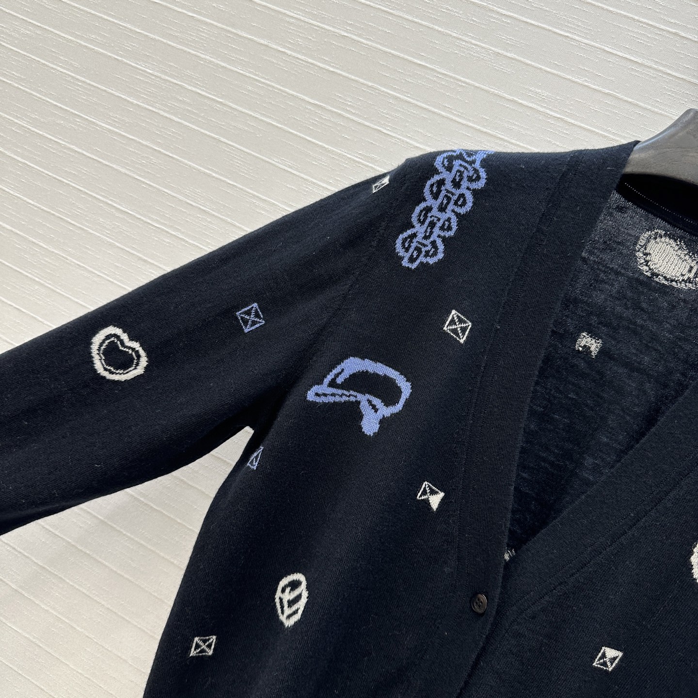 强烈推荐❤️H*高智感穿搭！早秋新品提花V领小开衫！细针羊绒纱线细腻柔软的手感无敌赞！定位提花工艺图案时