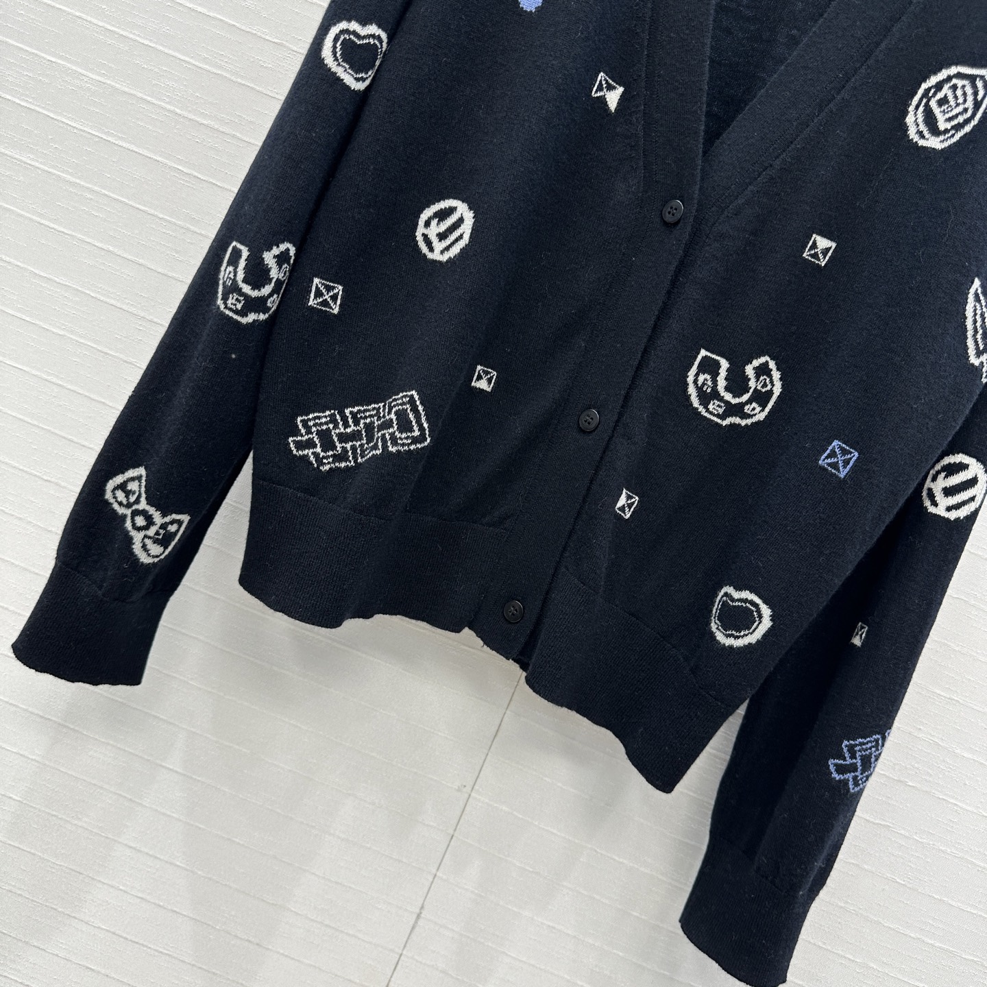 强烈推荐❤️H*高智感穿搭！早秋新品提花V领小开衫！细针羊绒纱线细腻柔软的手感无敌赞！定位提花工艺图案时