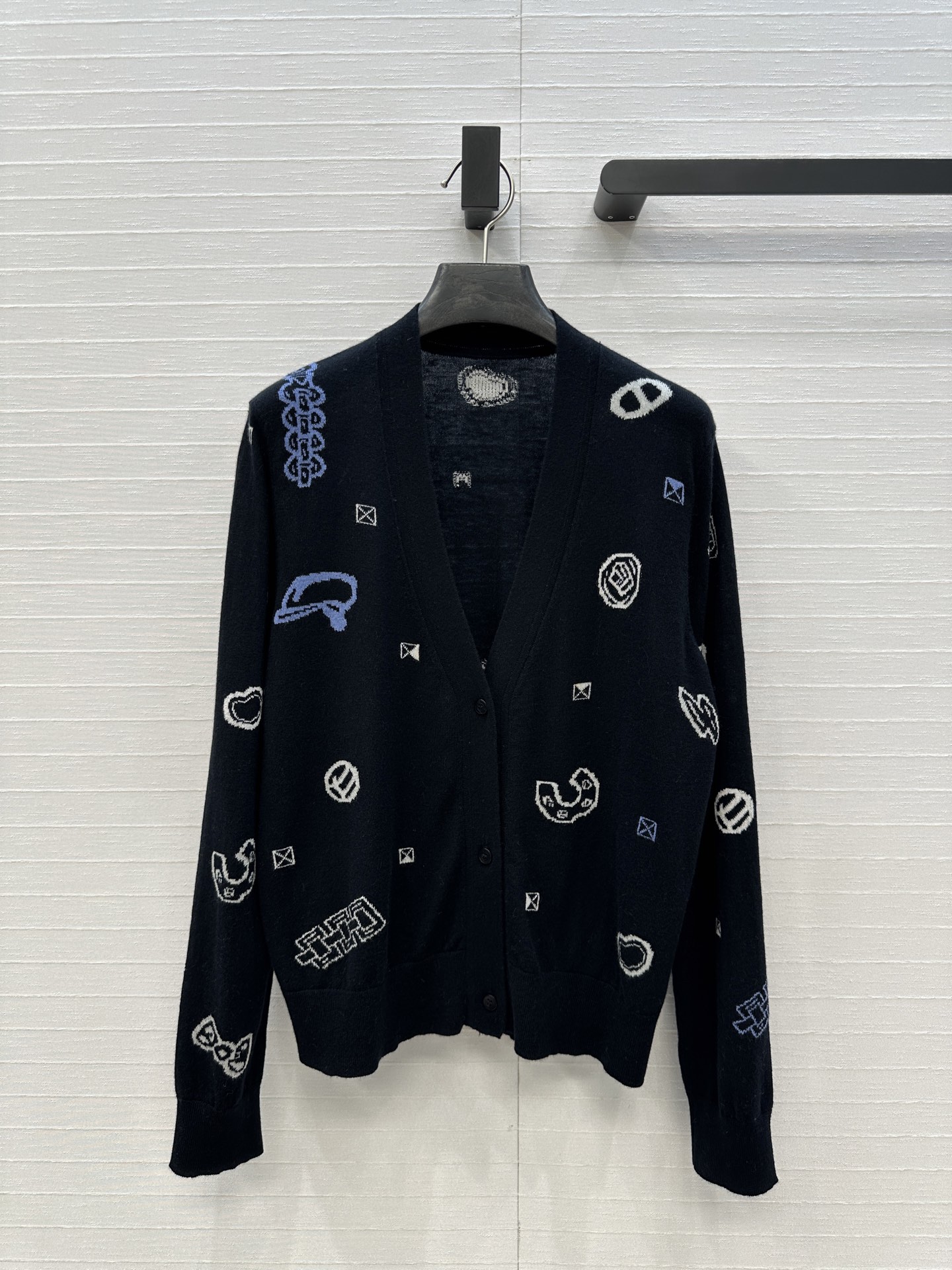 强烈推荐❤️H*高智感穿搭！早秋新品提花V领小开衫！细针羊绒纱线细腻柔软的手感无敌赞！定位提花工艺图案时