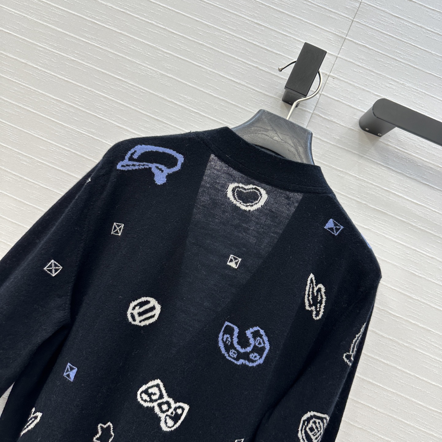 强烈推荐❤️H*高智感穿搭！早秋新品提花V领小开衫！细针羊绒纱线细腻柔软的手感无敌赞！定位提花工艺图案时