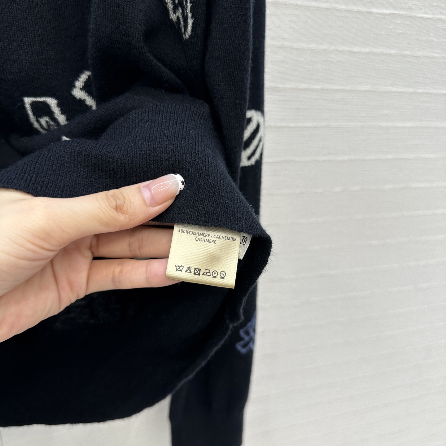 强烈推荐❤️H*高智感穿搭！早秋新品提花V领小开衫！细针羊绒纱线细腻柔软的手感无敌赞！定位提花工艺图案时