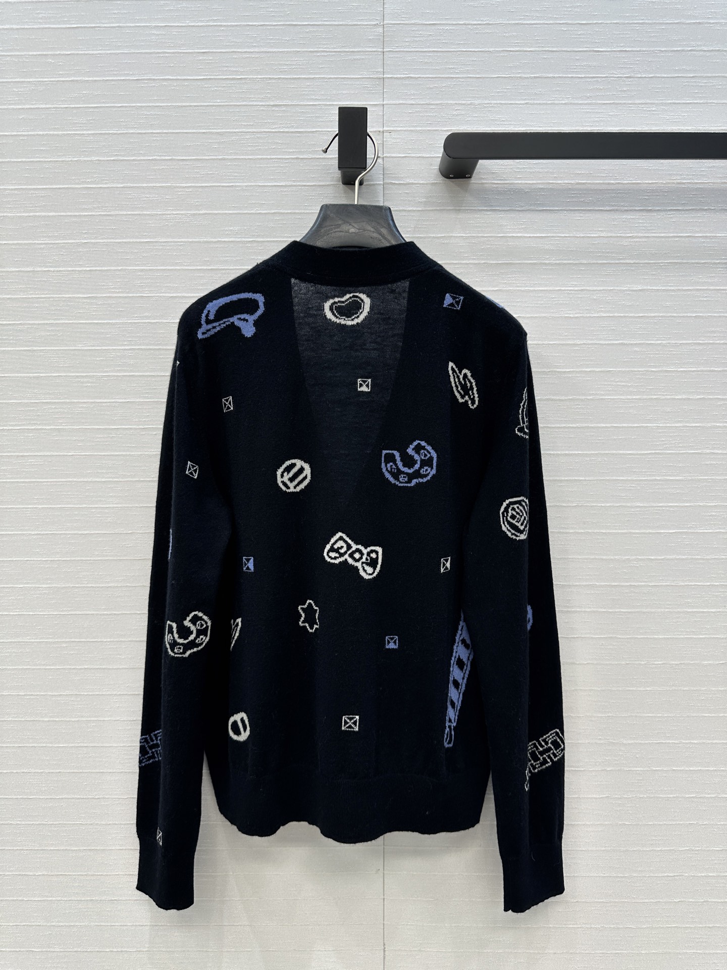 强烈推荐❤️H*高智感穿搭！早秋新品提花V领小开衫！细针羊绒纱线细腻柔软的手感无敌赞！定位提花工艺图案时