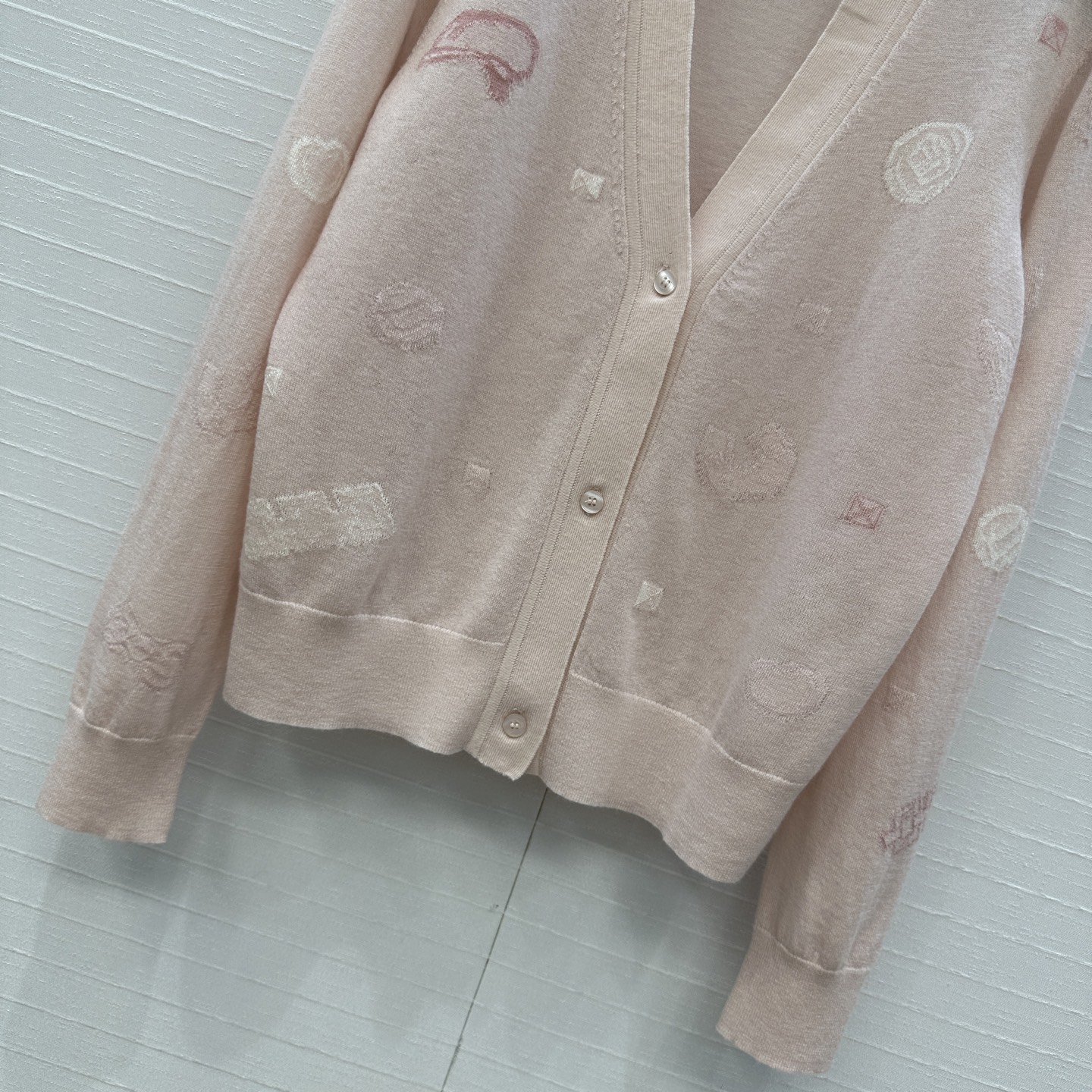 强烈推荐❤️H*高智感穿搭！早秋新品提花V领小开衫！细针羊绒纱线细腻柔软的手感无敌赞！定位提花工艺图案时