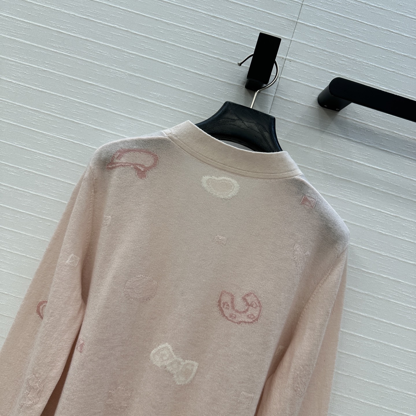 强烈推荐❤️H*高智感穿搭！早秋新品提花V领小开衫！细针羊绒纱线细腻柔软的手感无敌赞！定位提花工艺图案时