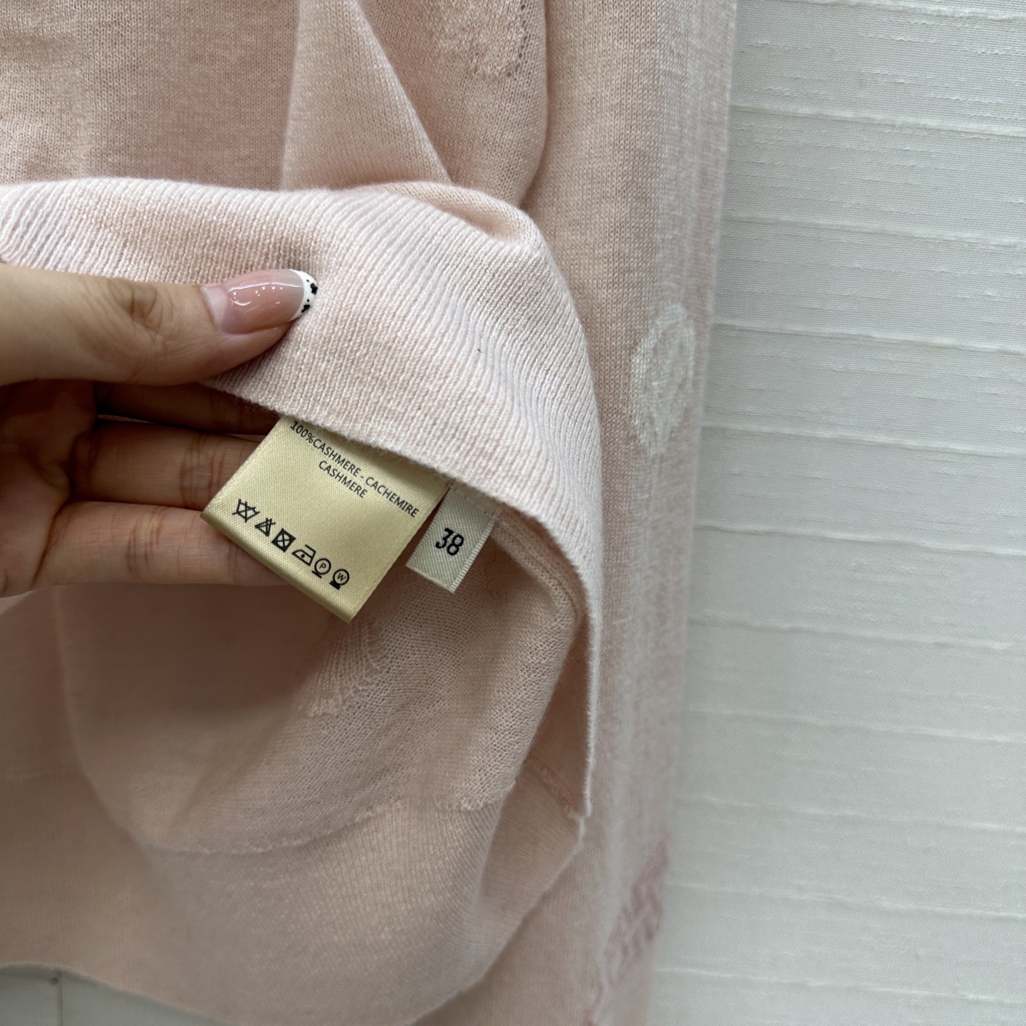 强烈推荐❤️H*高智感穿搭！早秋新品提花V领小开衫！细针羊绒纱线细腻柔软的手感无敌赞！定位提花工艺图案时