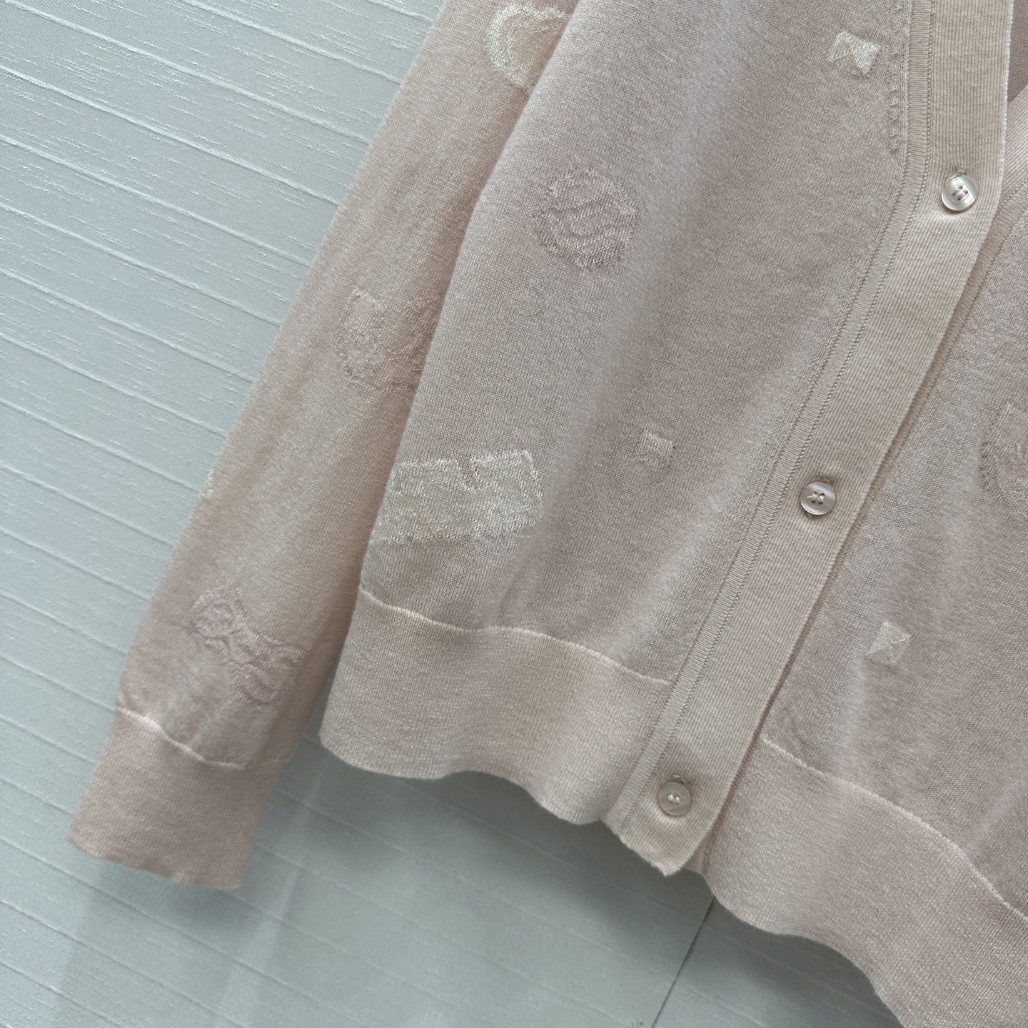 强烈推荐❤️H*高智感穿搭！早秋新品提花V领小开衫！细针羊绒纱线细腻柔软的手感无敌赞！定位提花工艺图案时