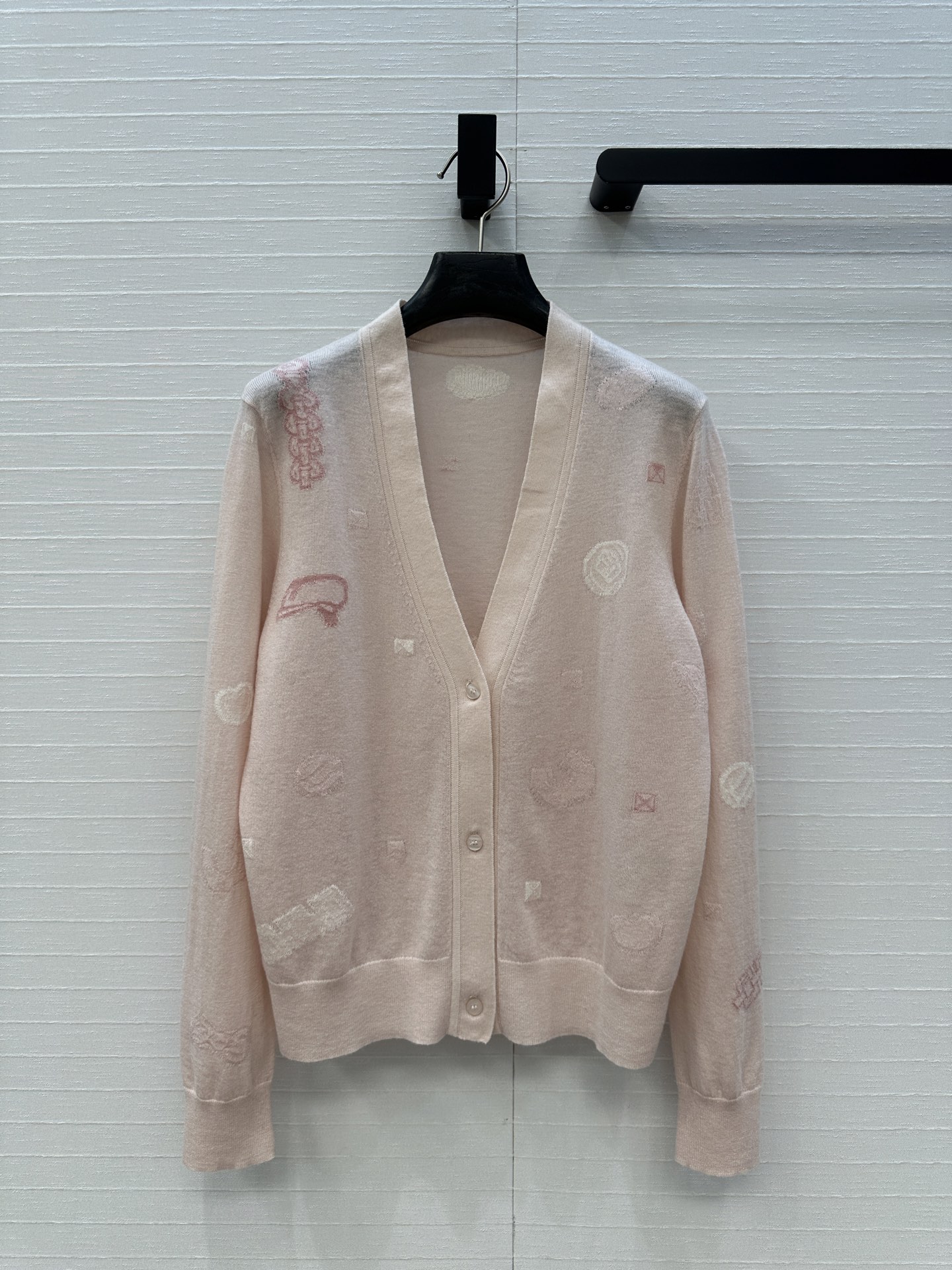 强烈推荐❤️H*高智感穿搭！早秋新品提花V领小开衫！细针羊绒纱线细腻柔软的手感无敌赞！定位提花工艺图案时