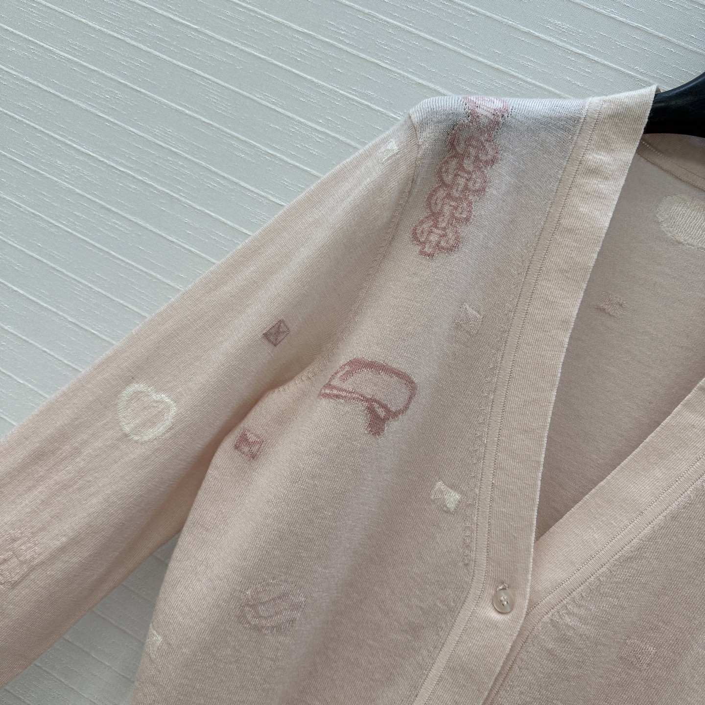 强烈推荐❤️H*高智感穿搭！早秋新品提花V领小开衫！细针羊绒纱线细腻柔软的手感无敌赞！定位提花工艺图案时