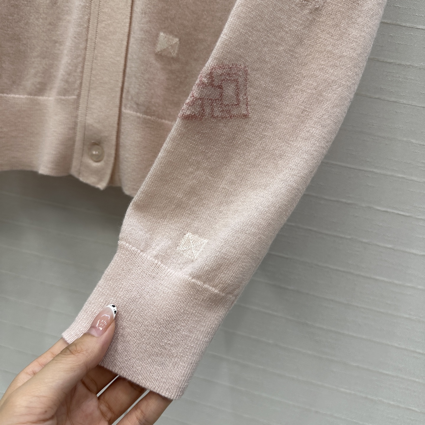 强烈推荐❤️H*高智感穿搭！早秋新品提花V领小开衫！细针羊绒纱线细腻柔软的手感无敌赞！定位提花工艺图案时