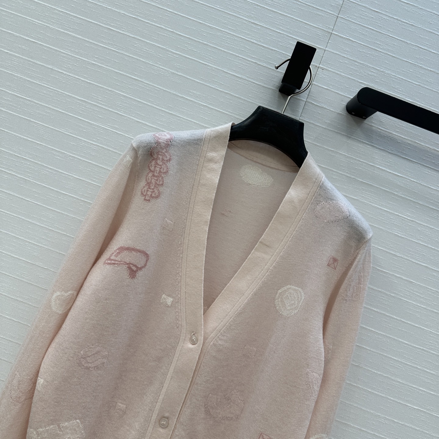 强烈推荐❤️H*高智感穿搭！早秋新品提花V领小开衫！细针羊绒纱线细腻柔软的手感无敌赞！定位提花工艺图案时