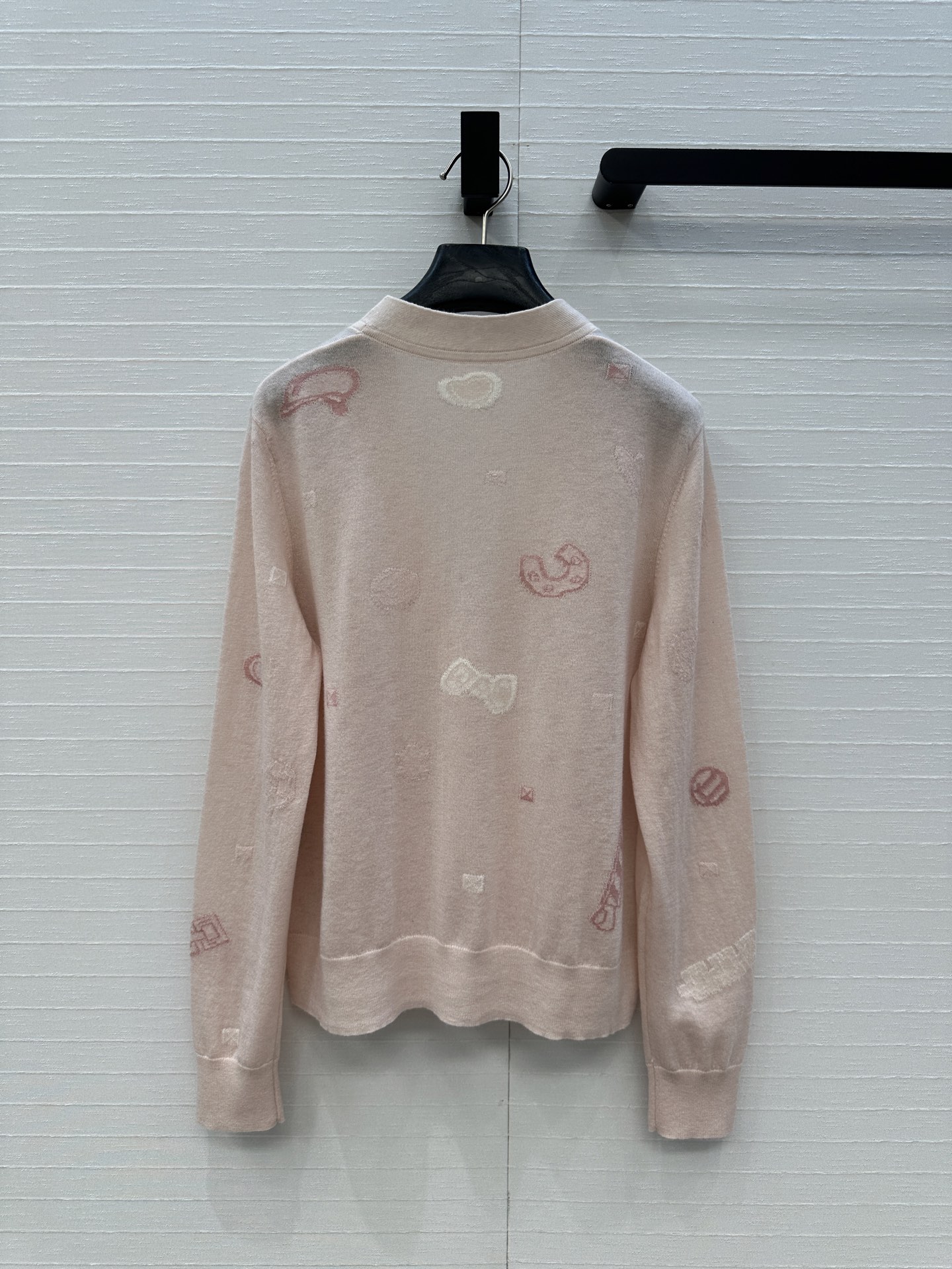 强烈推荐❤️H*高智感穿搭！早秋新品提花V领小开衫！细针羊绒纱线细腻柔软的手感无敌赞！定位提花工艺图案时