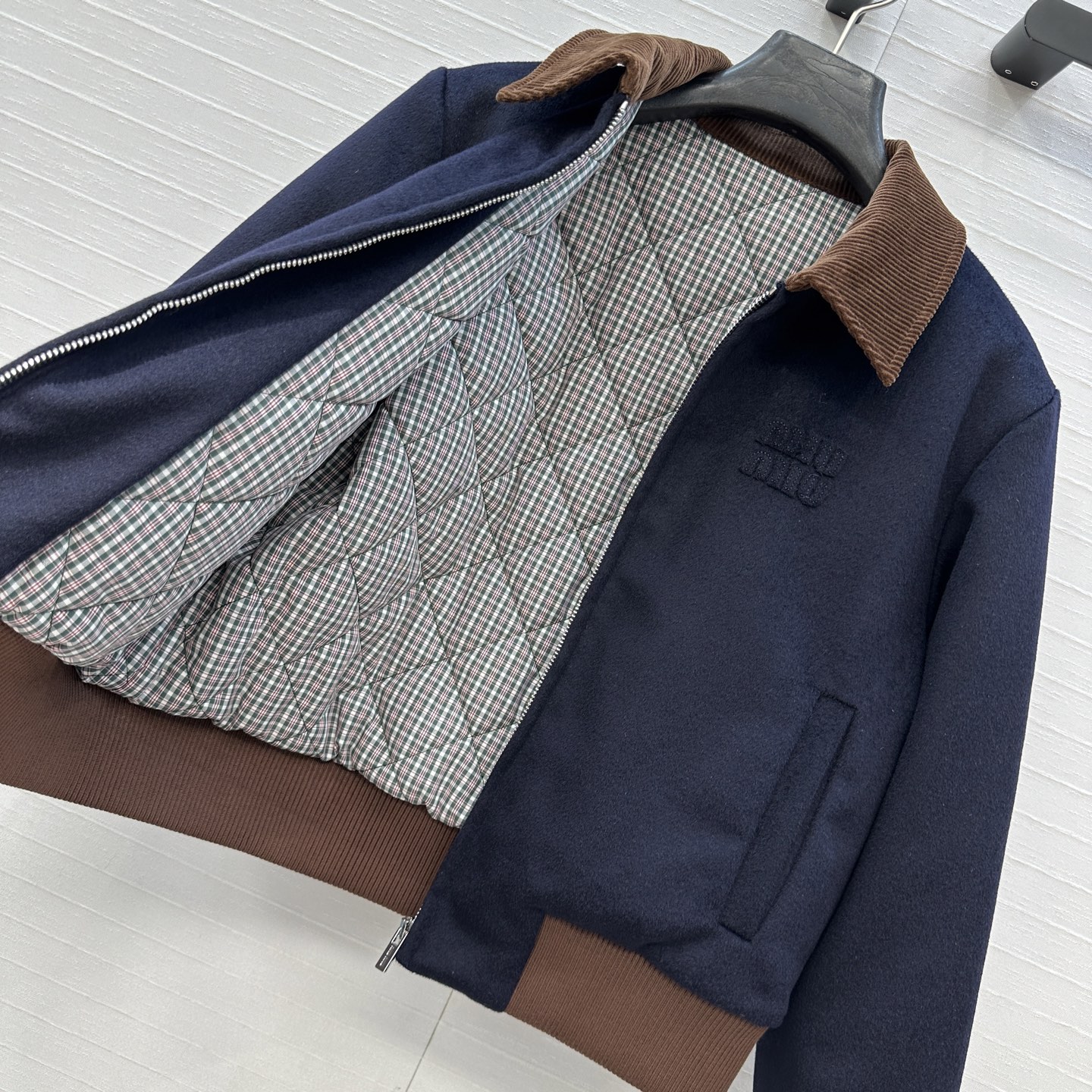 强烈推荐❤️miu系时髦分子可露丽风 灯芯绒翻领毛呢棉服夹克外套，定位字母logo贴绣 格纹里衬拼接减龄