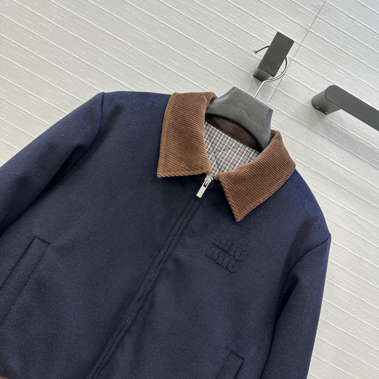 强烈推荐❤️miu系时髦分子可露丽风 灯芯绒翻领毛呢棉服夹克外套，定位字母logo贴绣 格纹里衬拼接减龄