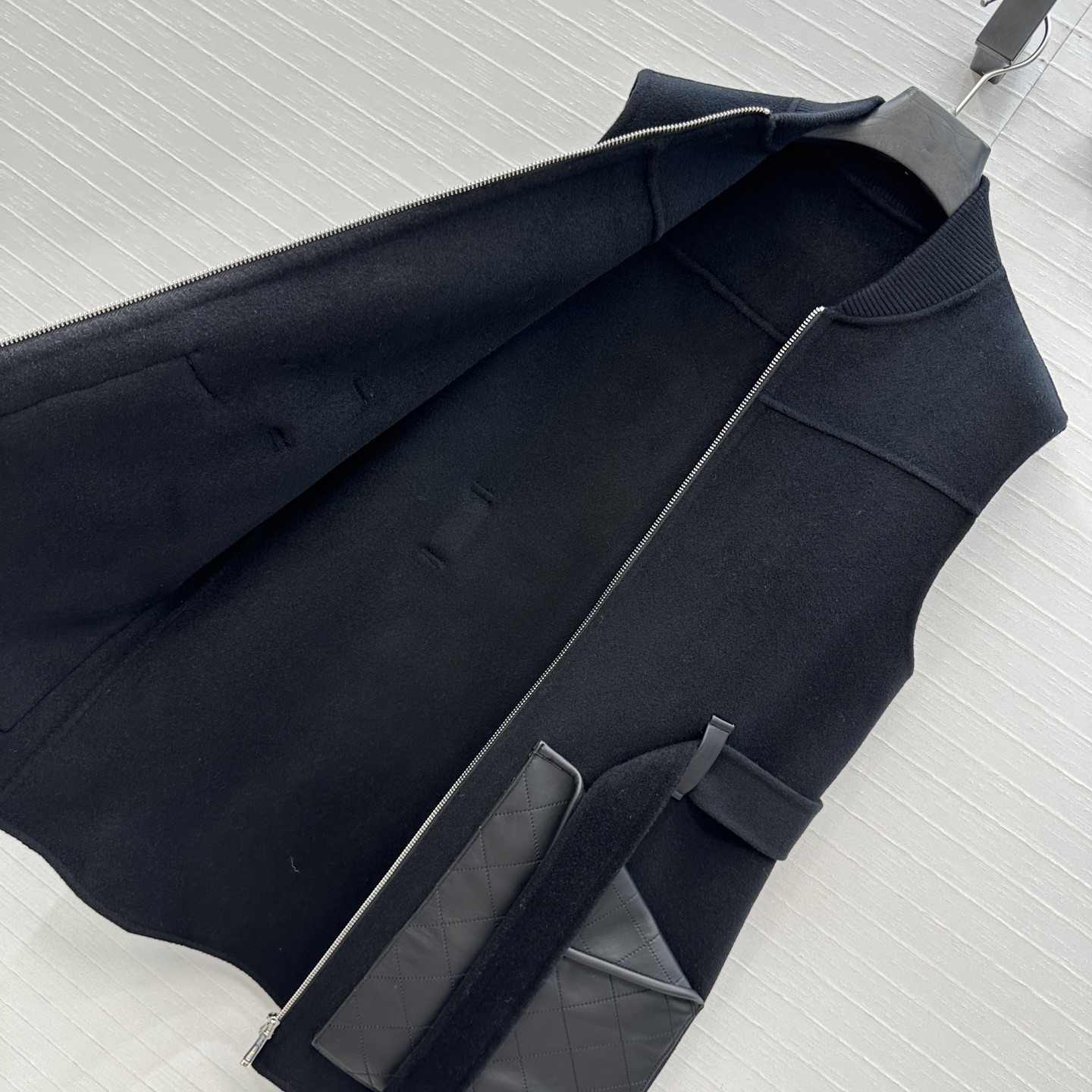 独家首发！H马家新品手工羊毛拉链连衣裙！100%小羊皮菱格纹绗缝翻扣大口袋装饰，小羊皮拼接包边工艺，针织