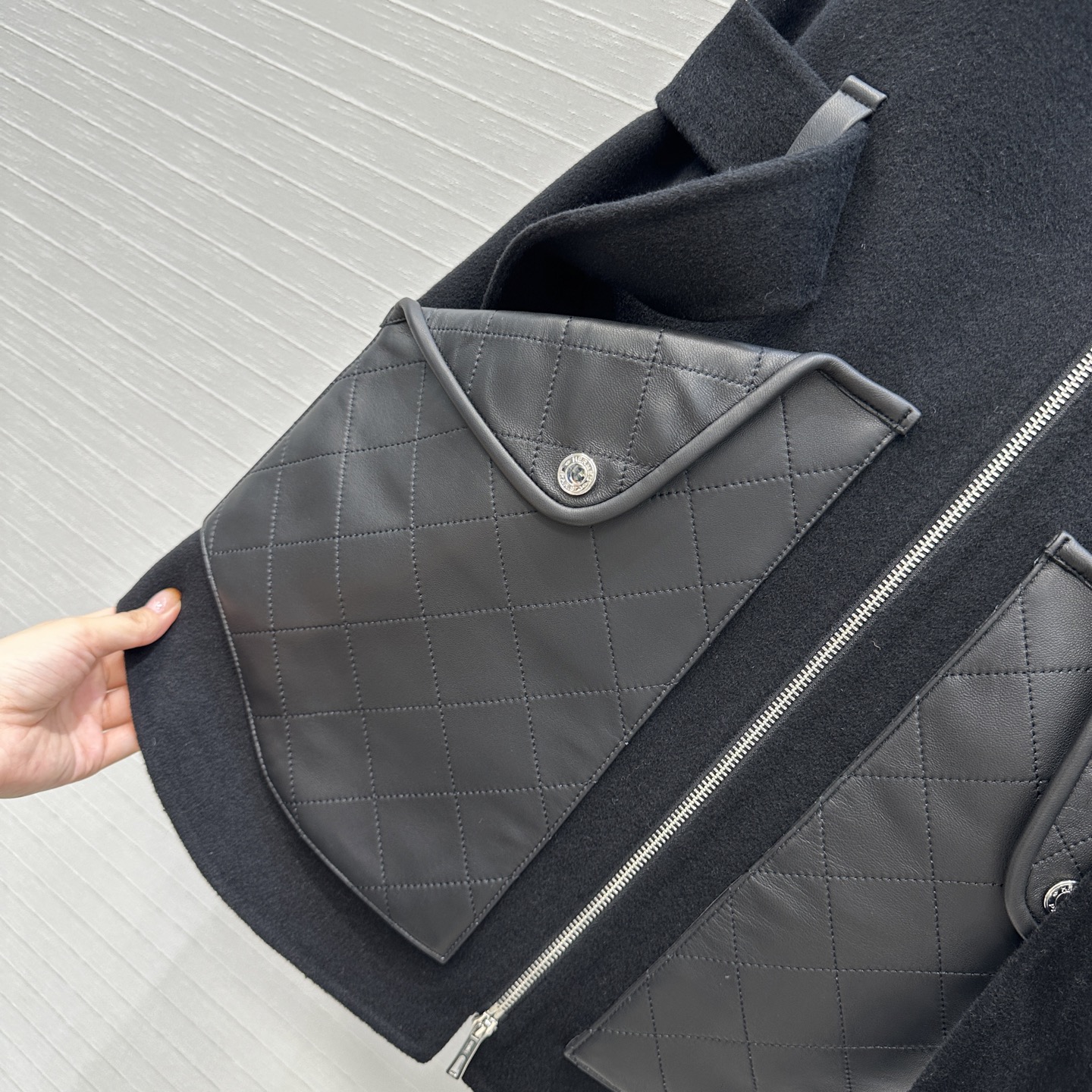 独家首发！H马家新品手工羊毛拉链连衣裙！100%小羊皮菱格纹绗缝翻扣大口袋装饰，小羊皮拼接包边工艺，针织