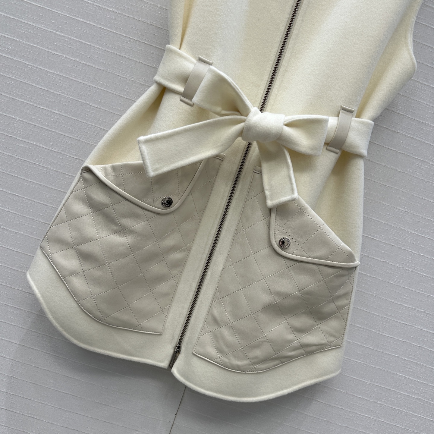 独家首发！H马家新品手工羊毛拉链连衣裙！100%小羊皮菱格纹绗缝翻扣大口袋装饰，小羊皮拼接包边工艺，针织