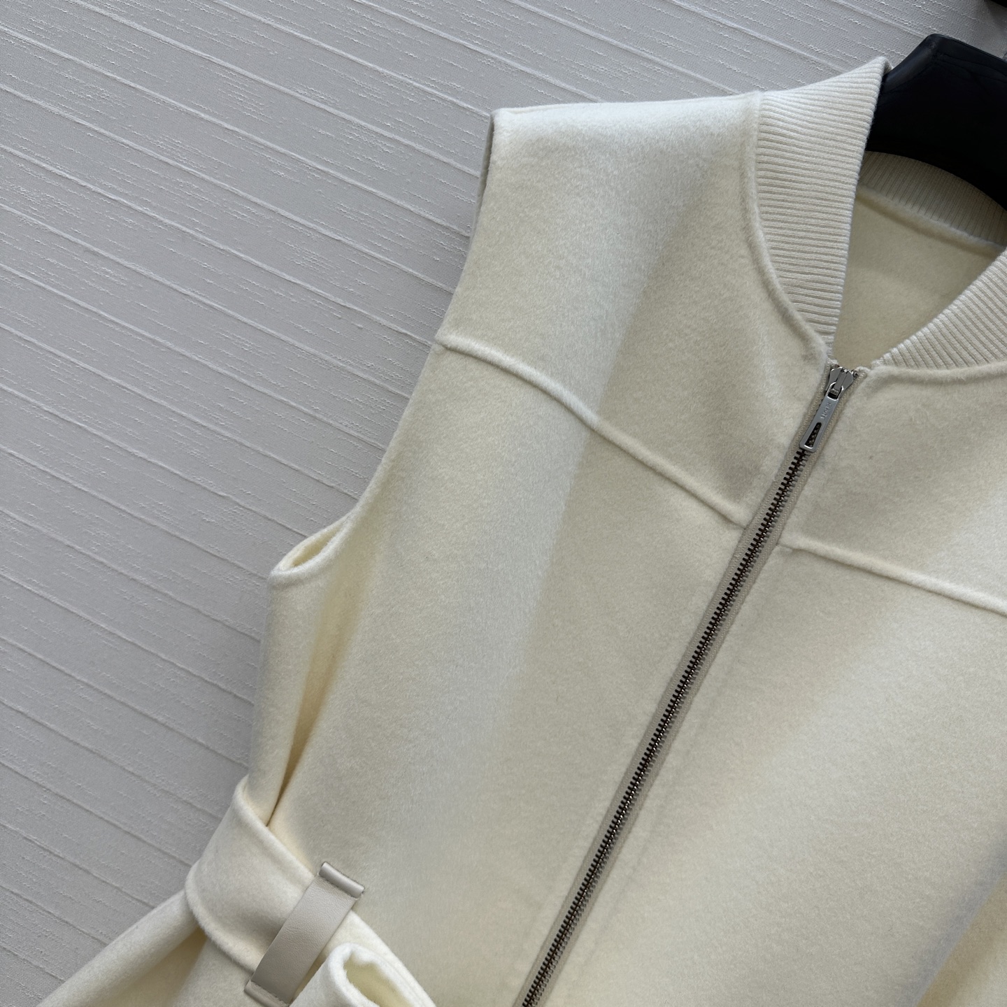 独家首发！H马家新品手工羊毛拉链连衣裙！100%小羊皮菱格纹绗缝翻扣大口袋装饰，小羊皮拼接包边工艺，针织