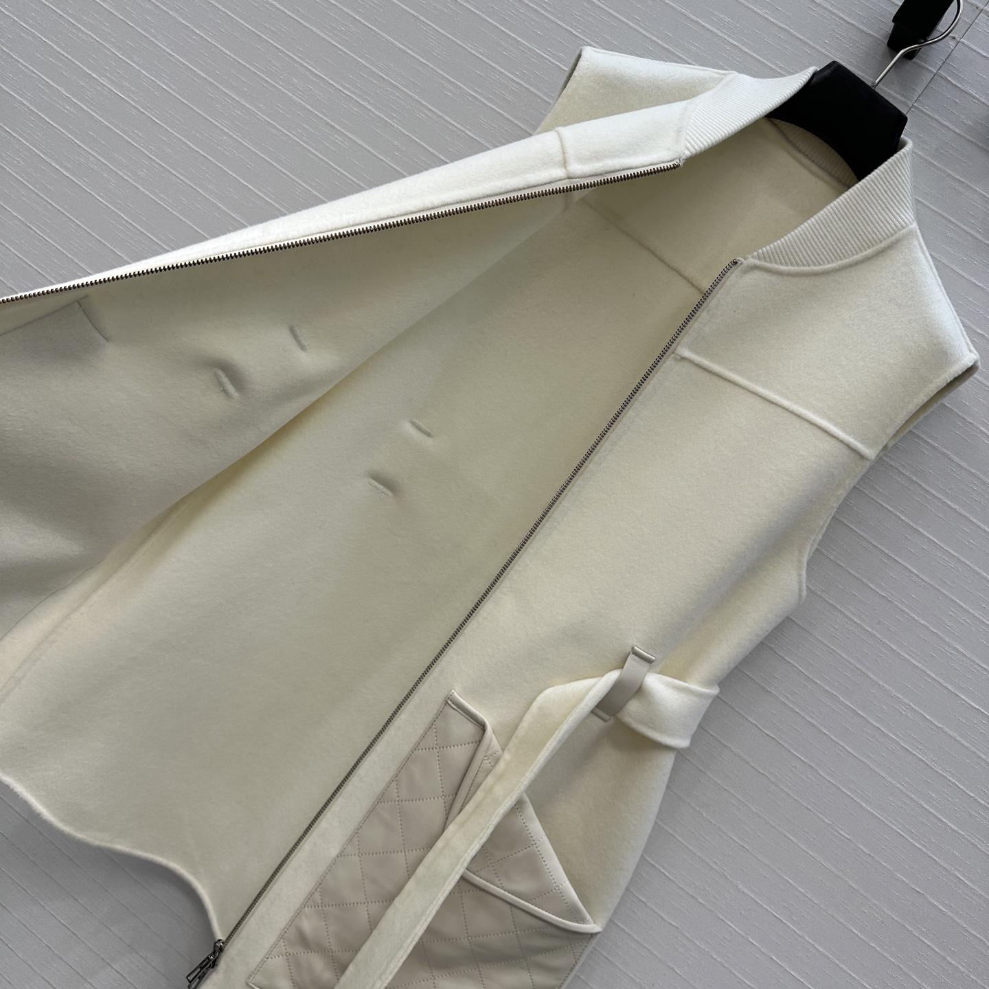 独家首发！H马家新品手工羊毛拉链连衣裙！100%小羊皮菱格纹绗缝翻扣大口袋装饰，小羊皮拼接包边工艺，针织