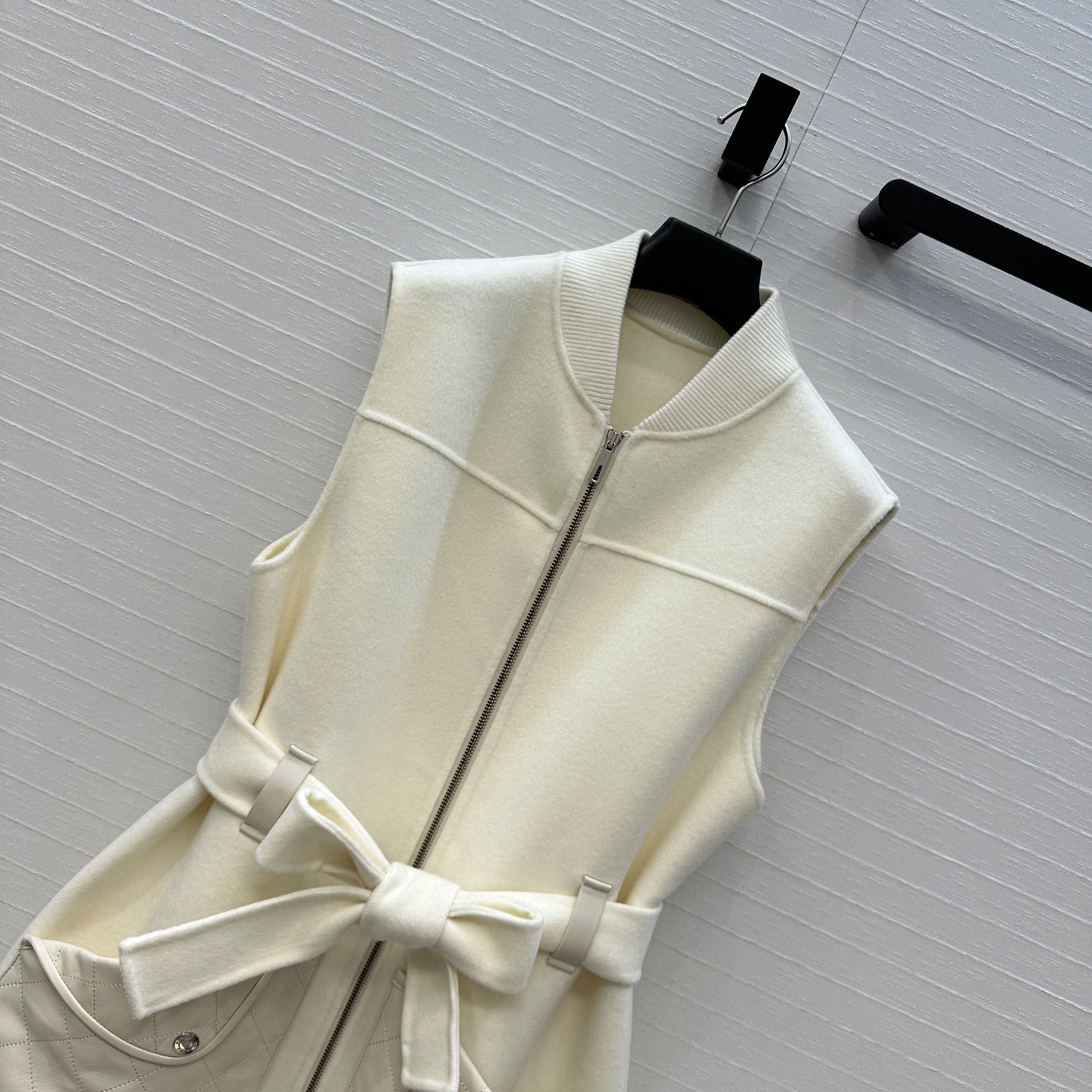 独家首发！H马家新品手工羊毛拉链连衣裙！100%小羊皮菱格纹绗缝翻扣大口袋装饰，小羊皮拼接包边工艺，针织