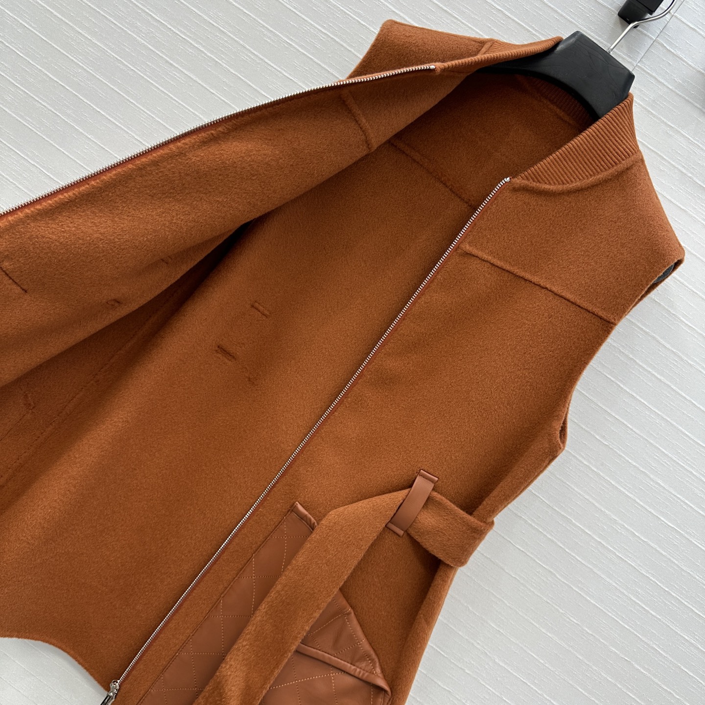 独家首发！H马家新品手工羊毛拉链连衣裙！100%小羊皮菱格纹绗缝翻扣大口袋装饰，小羊皮拼接包边工艺，针织