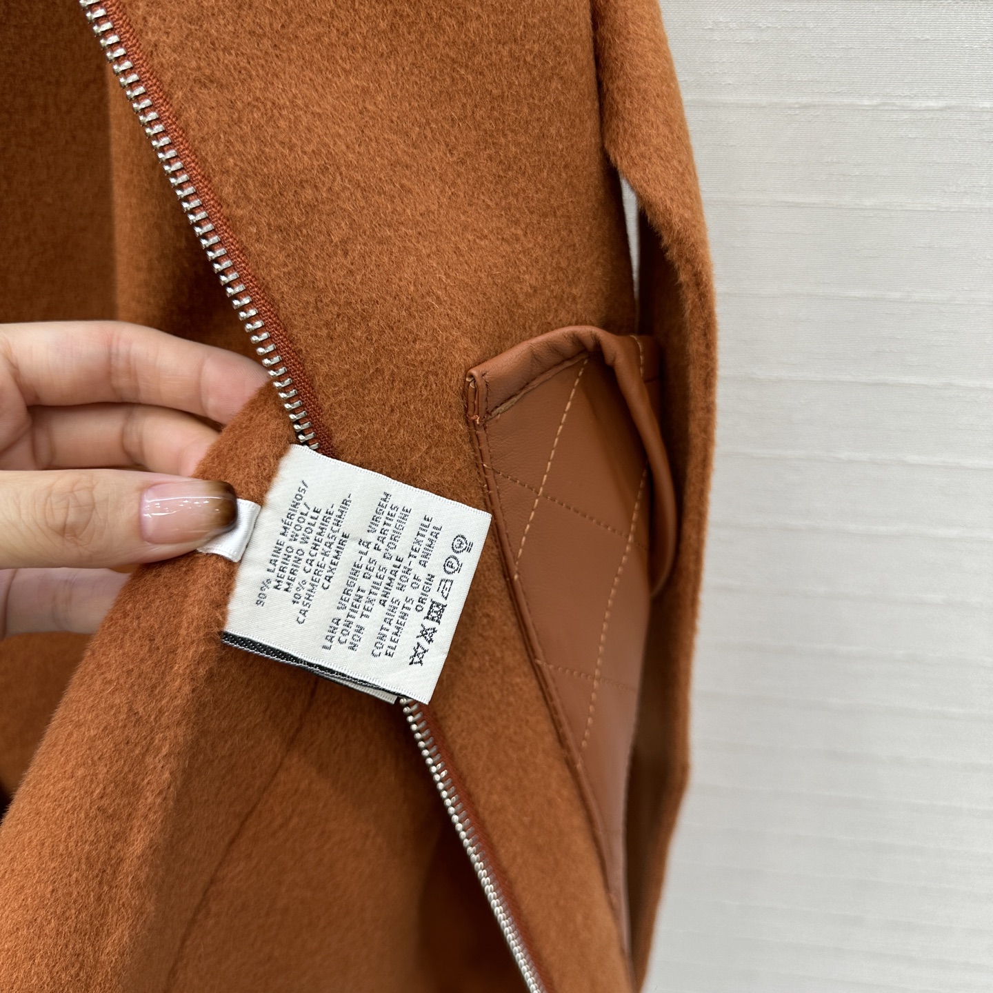 独家首发！H马家新品手工羊毛拉链连衣裙！100%小羊皮菱格纹绗缝翻扣大口袋装饰，小羊皮拼接包边工艺，针织