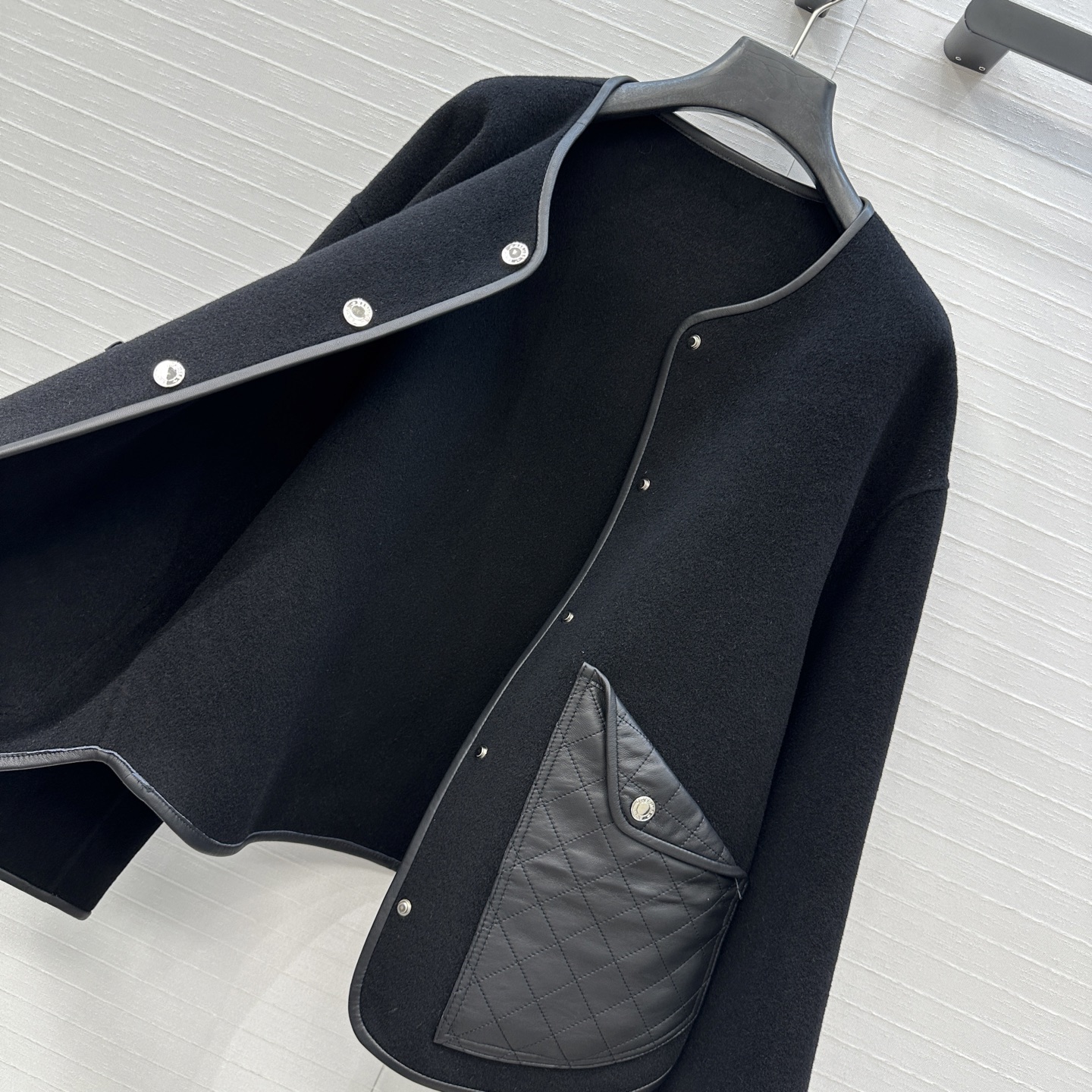 独家首发❤️H 马家新品手工羊毛廓形夹克外套！100%小羊皮菱格纹绗缝翻扣大口袋装饰，小羊皮拼接包边工艺