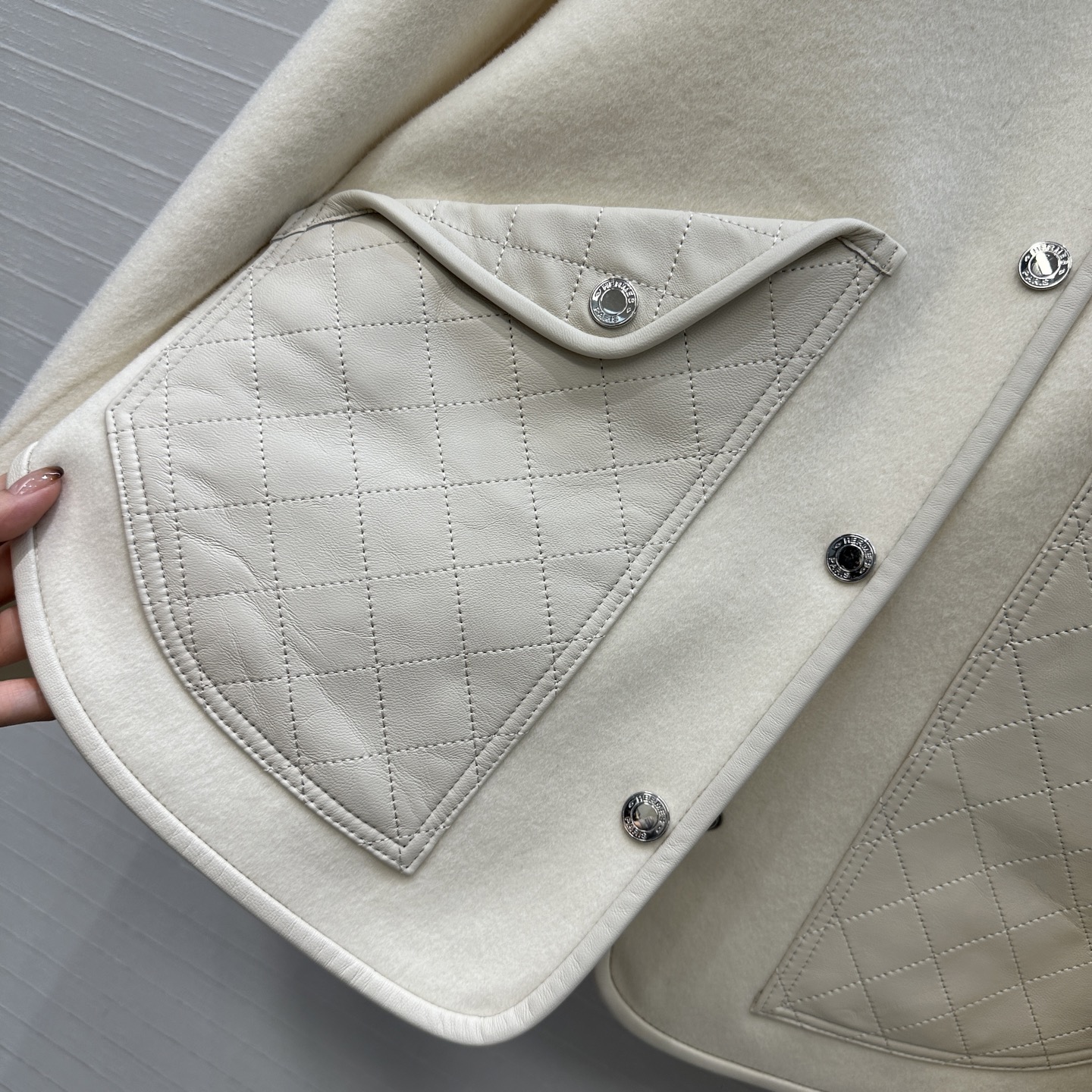 独家首发❤️H 马家新品手工羊毛廓形夹克外套！100%小羊皮菱格纹绗缝翻扣大口袋装饰，小羊皮拼接包边工艺