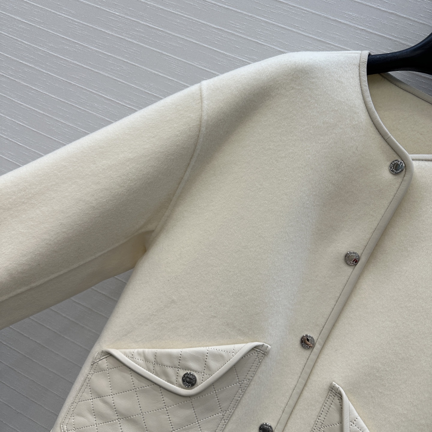 独家首发❤️H 马家新品手工羊毛廓形夹克外套！100%小羊皮菱格纹绗缝翻扣大口袋装饰，小羊皮拼接包边工艺