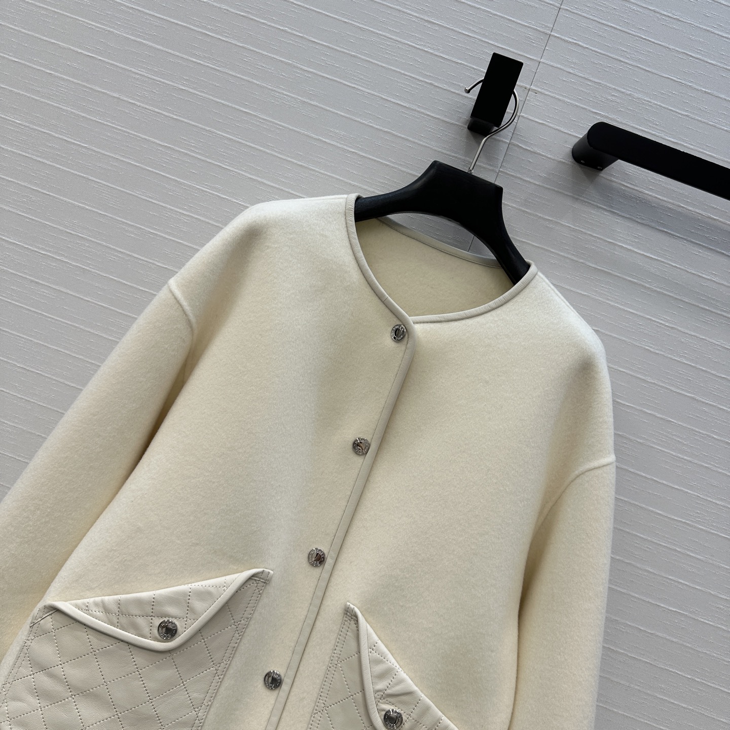 独家首发❤️H 马家新品手工羊毛廓形夹克外套！100%小羊皮菱格纹绗缝翻扣大口袋装饰，小羊皮拼接包边工艺