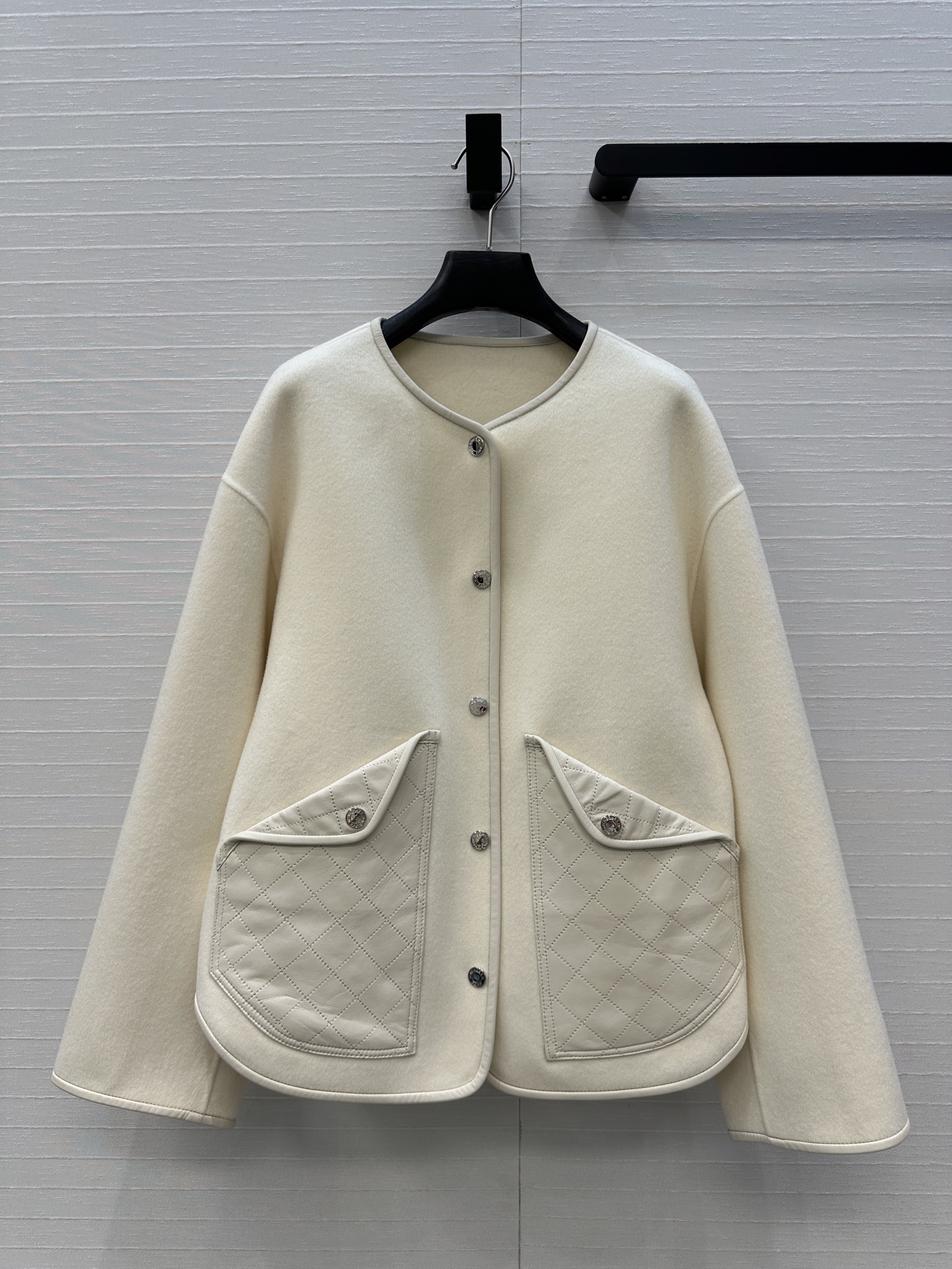 独家首发❤️H 马家新品手工羊毛廓形夹克外套！100%小羊皮菱格纹绗缝翻扣大口袋装饰，小羊皮拼接包边工艺