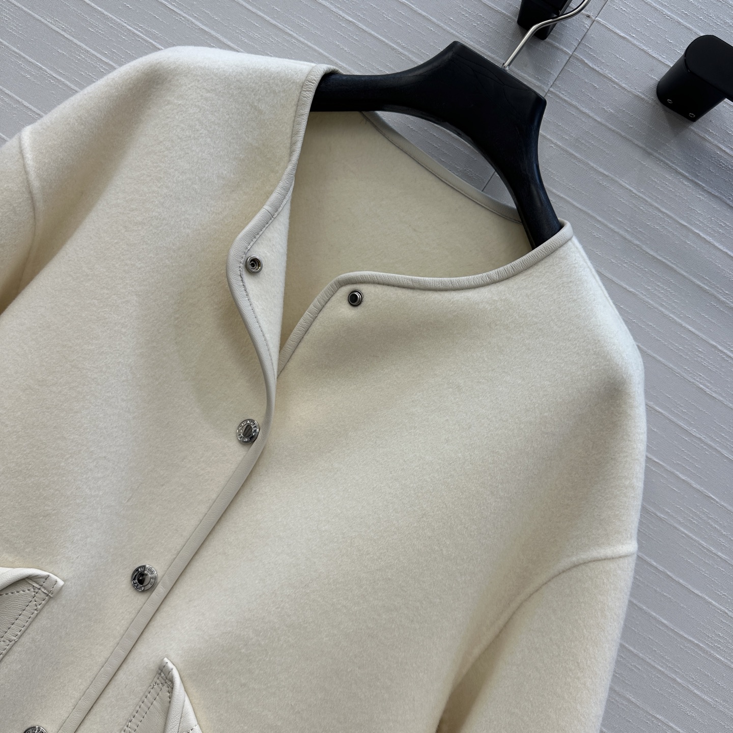 独家首发❤️H 马家新品手工羊毛廓形夹克外套！100%小羊皮菱格纹绗缝翻扣大口袋装饰，小羊皮拼接包边工艺