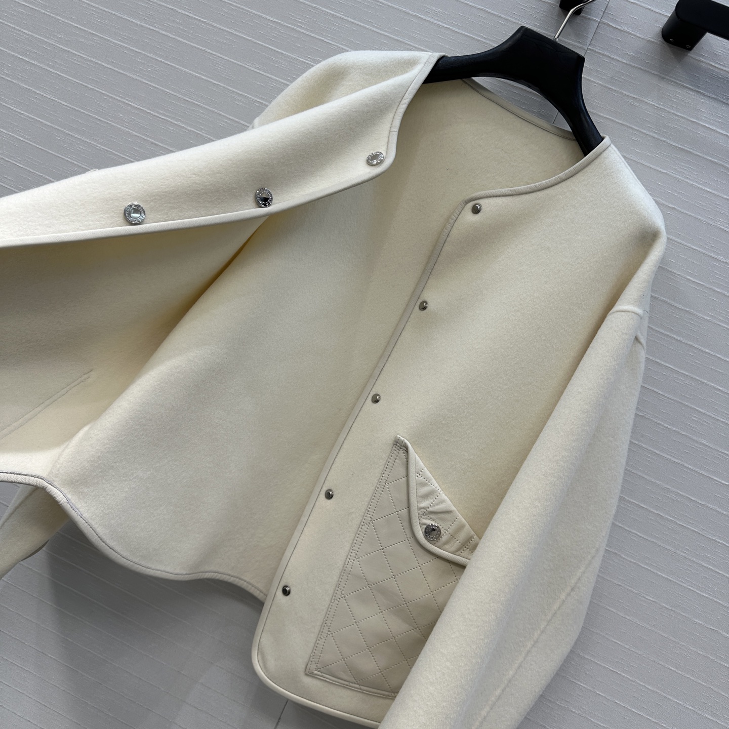 独家首发❤️H 马家新品手工羊毛廓形夹克外套！100%小羊皮菱格纹绗缝翻扣大口袋装饰，小羊皮拼接包边工艺