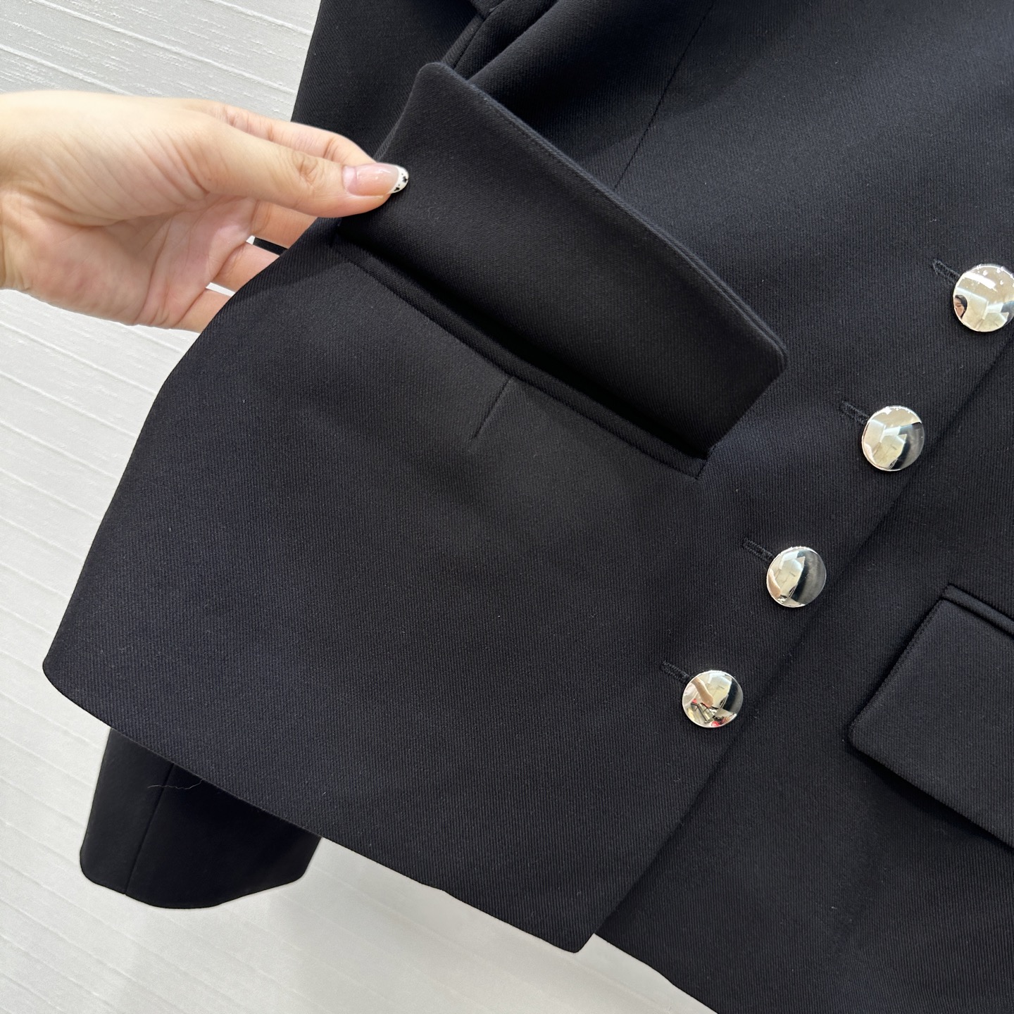 独家首发！Khai*25秋冬新品Jennie同款 银扣褶袖夹克外套，金属排扣点缀甜酷高级感，极简又不失细