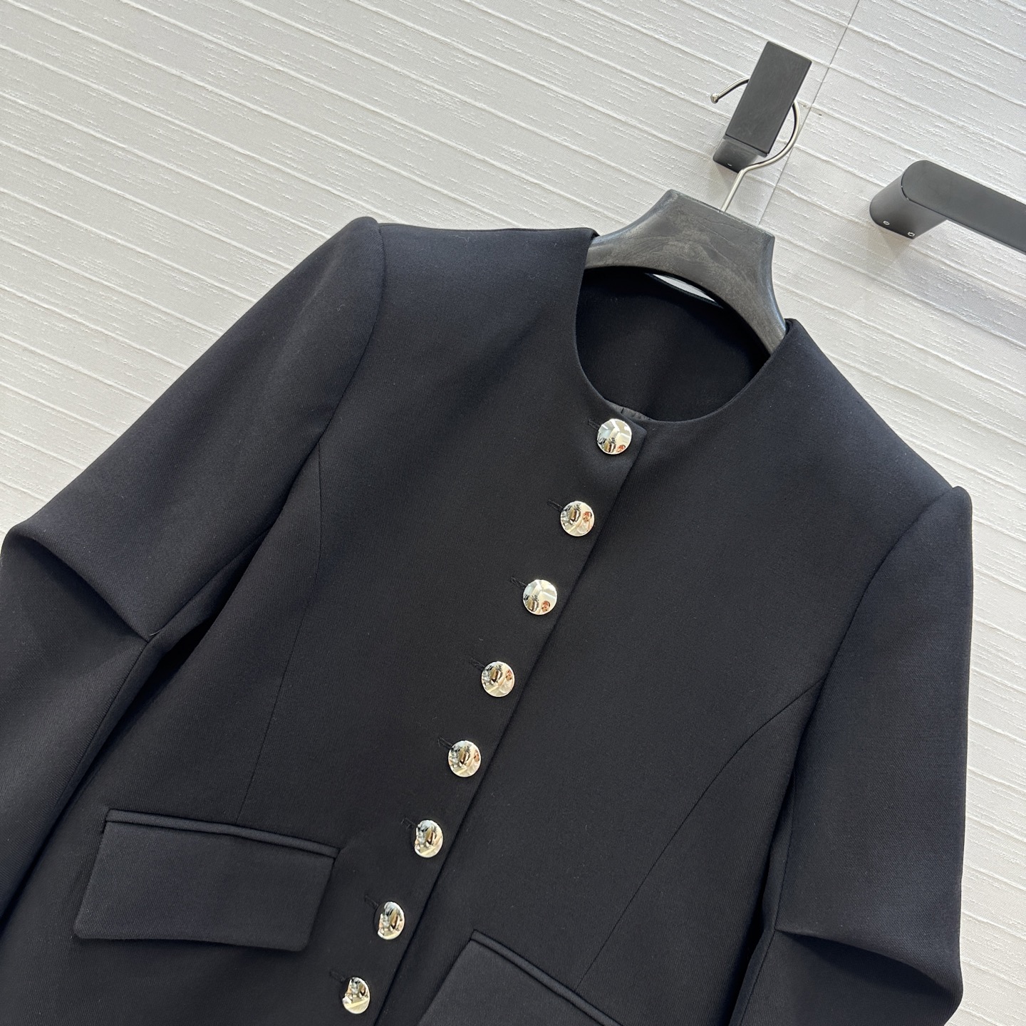 独家首发！Khai*25秋冬新品Jennie同款 银扣褶袖夹克外套，金属排扣点缀甜酷高级感，极简又不失细