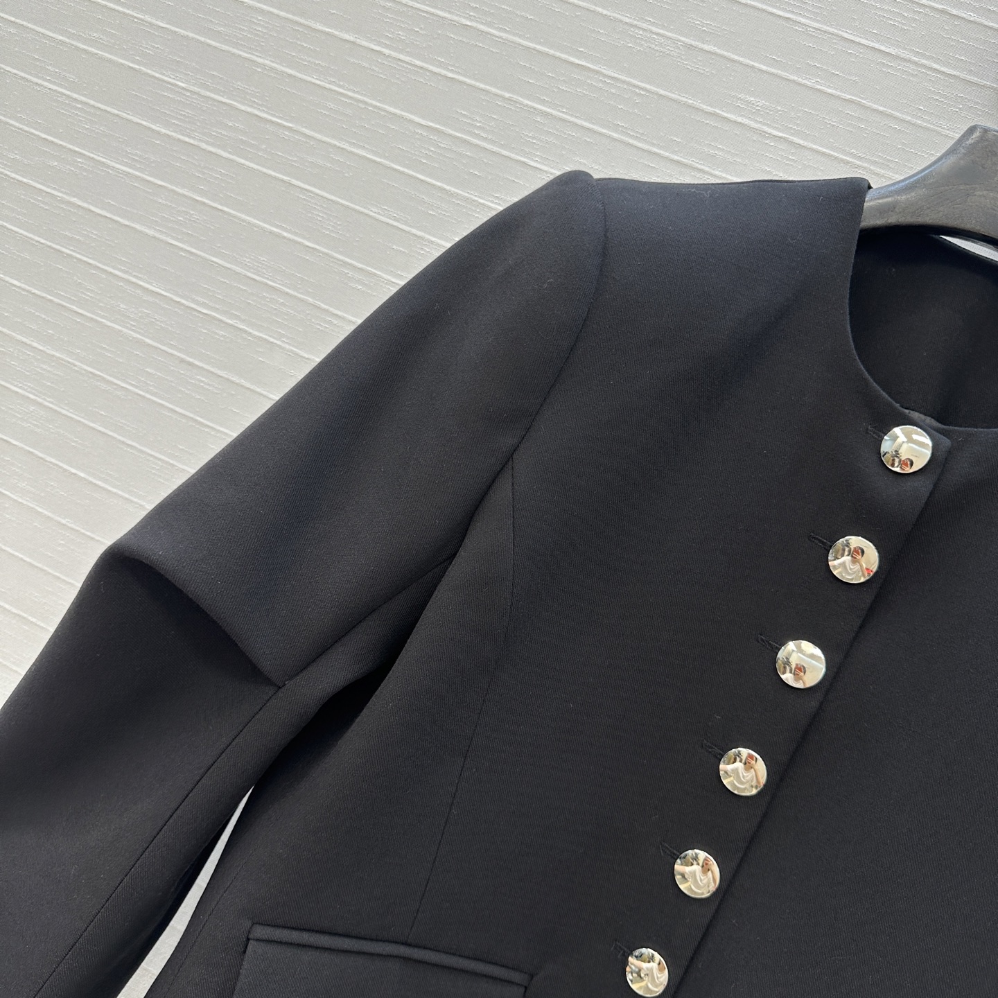 独家首发！Khai*25秋冬新品Jennie同款 银扣褶袖夹克外套，金属排扣点缀甜酷高级感，极简又不失细